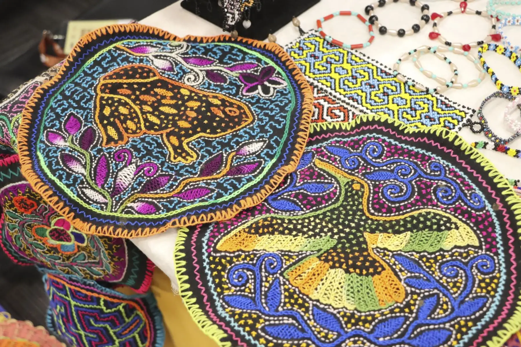Representantes de las comunidades de la región Ucayali, llegaron con lo mejor de sus prendas, accesorios y bordados, a la exposición - venta más importante del arte tradicional: Rurak maki. Foto: Mincul