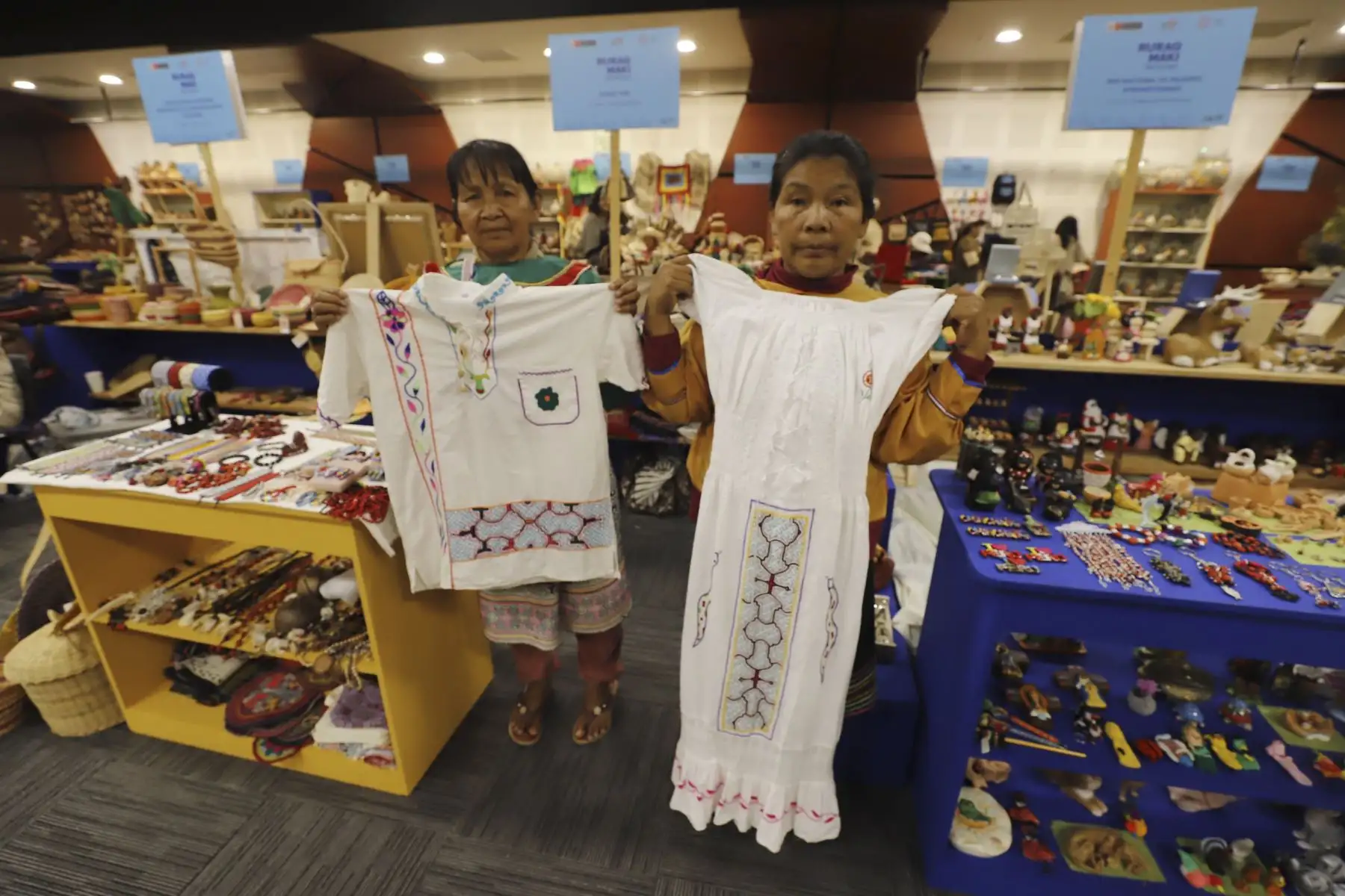 Representantes de las comunidades de la región Ucayali, llegaron con lo mejor de sus prendas, accesorios y bordados, a la exposición - venta más importante del arte tradicional: Rurak maki. Foto: Mincul