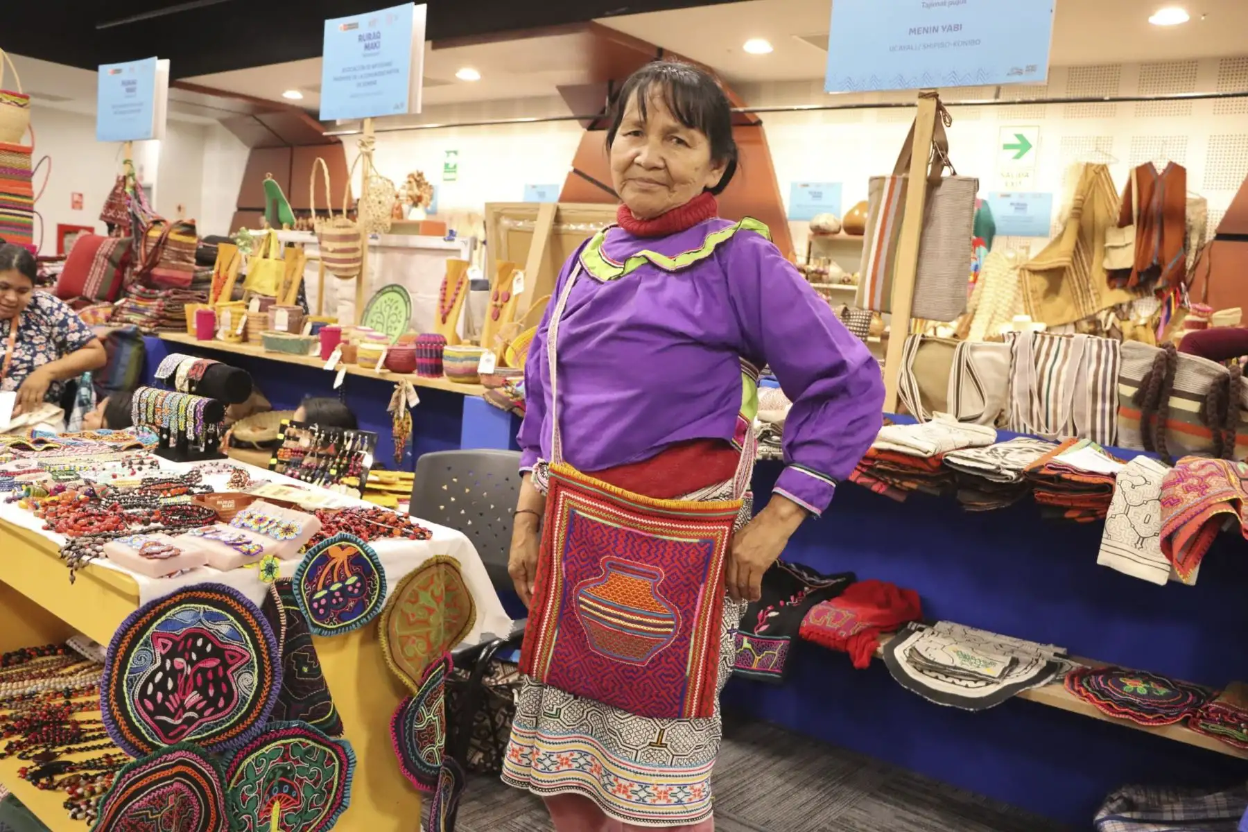 Representantes de las comunidades de la región Ucayali, llegaron con lo mejor de sus prendas, accesorios y bordados, a la exposición - venta más importante del arte tradicional: Rurak maki. Foto: Mincul
