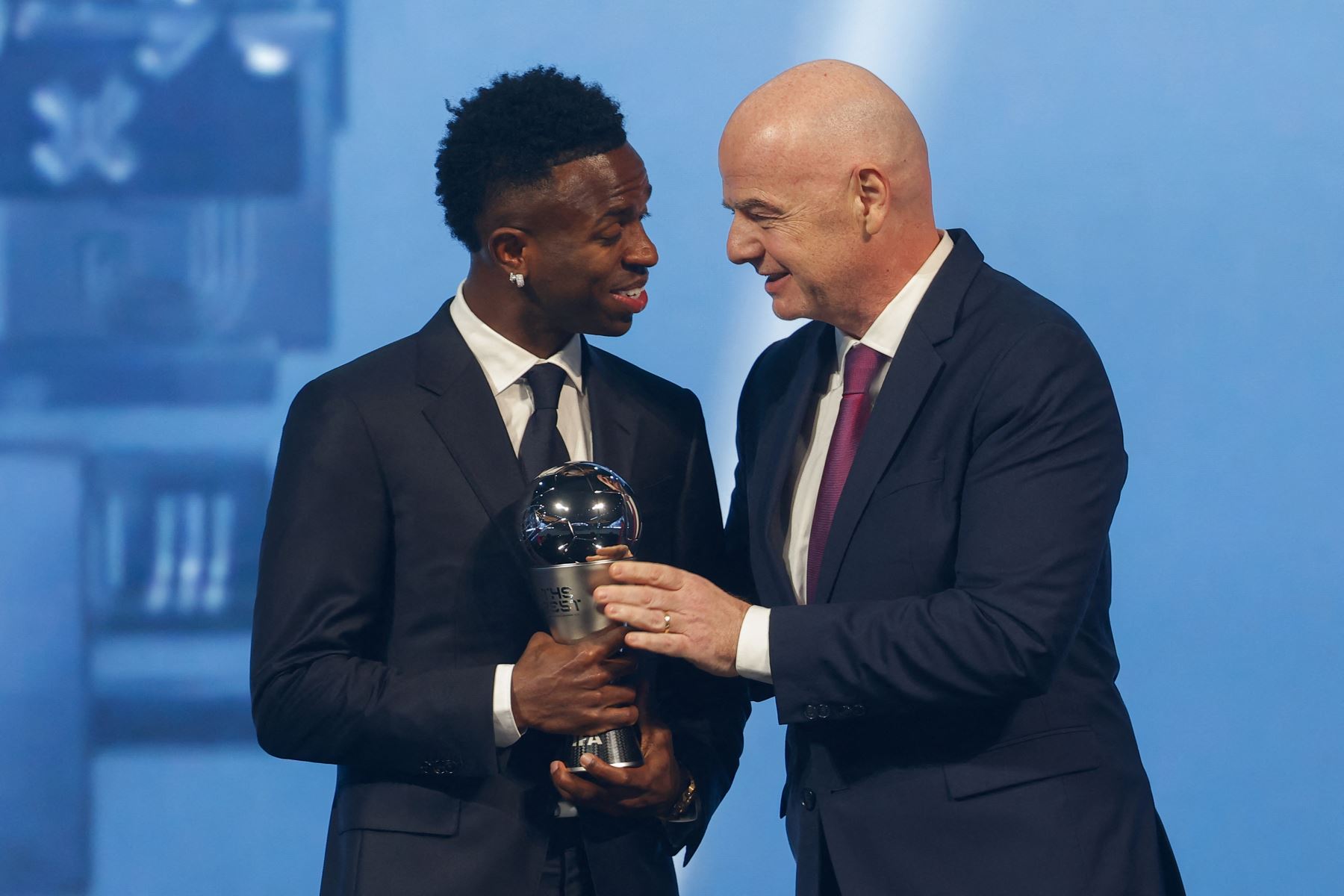 El delantero brasileño Vinicius Junior recibe el trofeo al Mejor Jugador de manos del presidente de la FIFA, Gianni Infantino, durante la ceremonia de los Best FIFA Football Awards 2024 en Doha. AFP