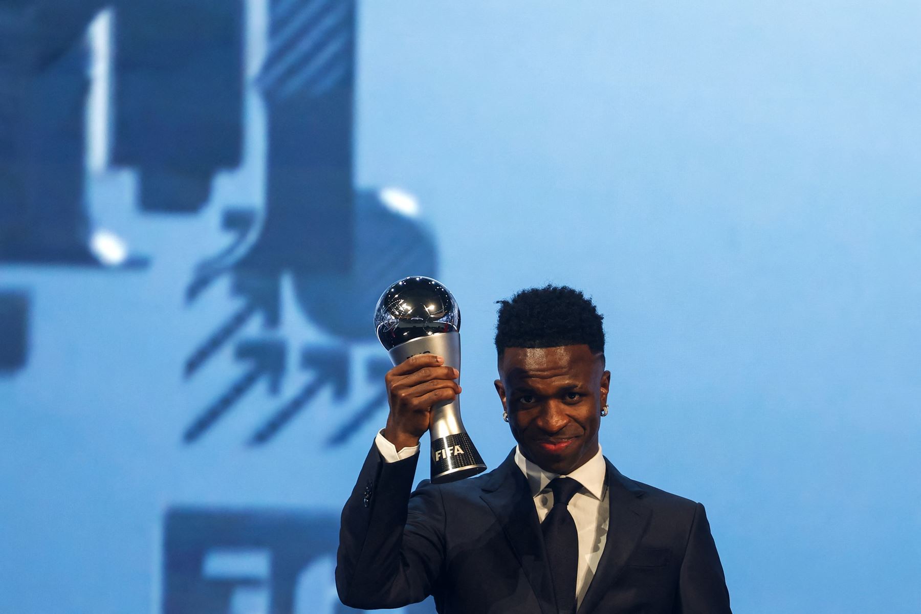 El delantero brasileño Vinicius Junior levanta su trofeo al Mejor Jugador durante la Best FIFA Football Awar. AFP