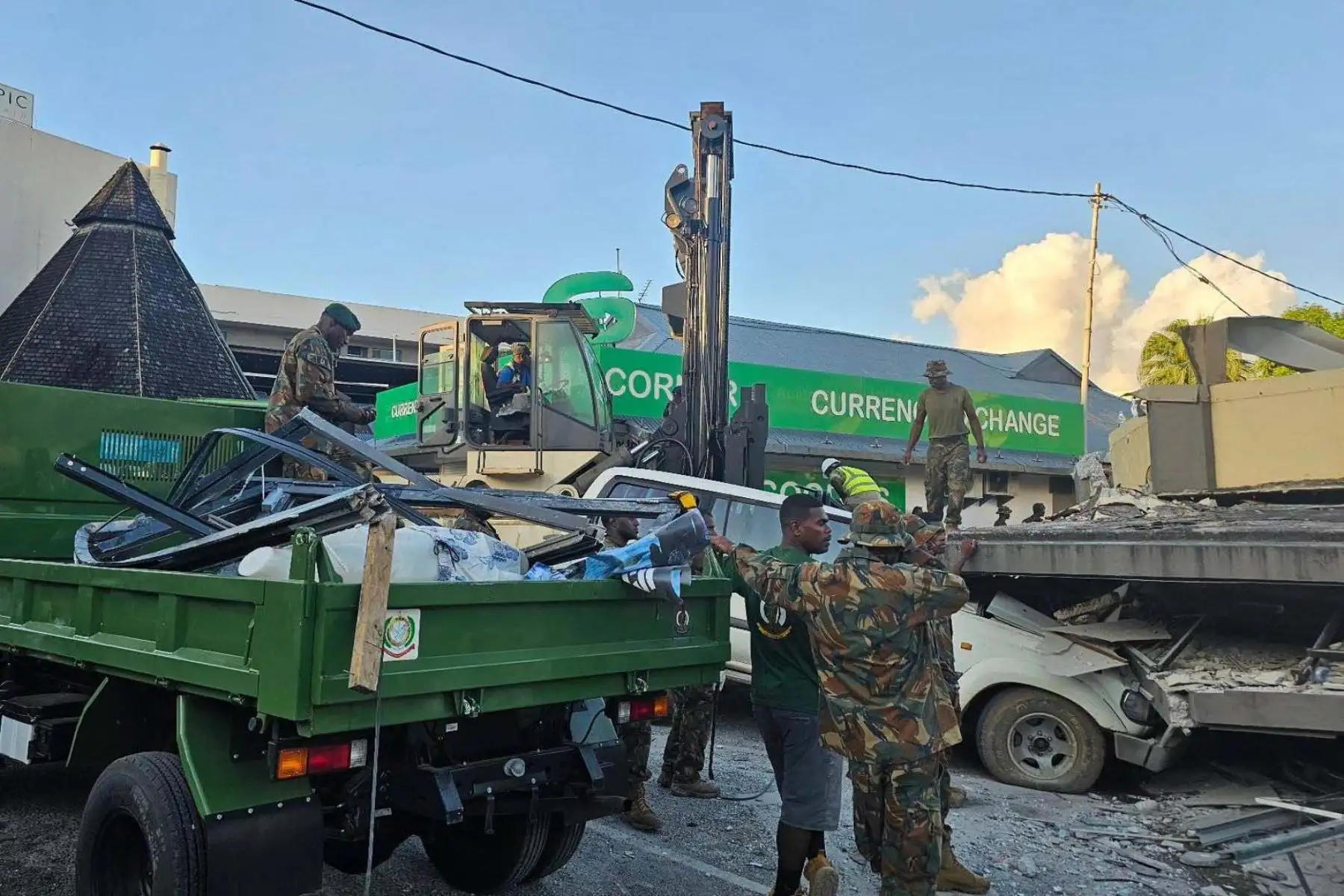 Según un informe del departamento de mitigación de desastres del gobierno, el terremoto causó cuatro muertos en el hospital de Port Vila, seis en un desprendimiento de tierra y cuatro en una tienda que colapsó. Foto: EFE