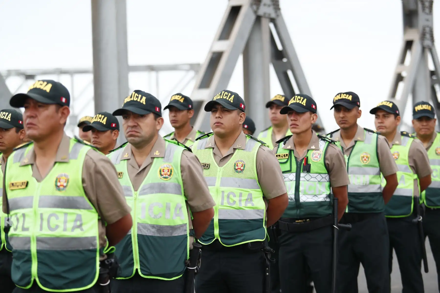 “Un total de 124 policías estarán distribuidos en tres turnos, cubriendo las 24 horas del día en zonas estratégicas como las avenidas Morales Duárez, Elmer Faucett, Nuevo Aeropuerto, Santa Rosa, Las Américas, y el Puente Fernando Belaunde Terry, así como calles aledañas”, detalló el viceministro de Transportes, Ismael Sutta. Foto: ANDINA/Daniel Bracamonte