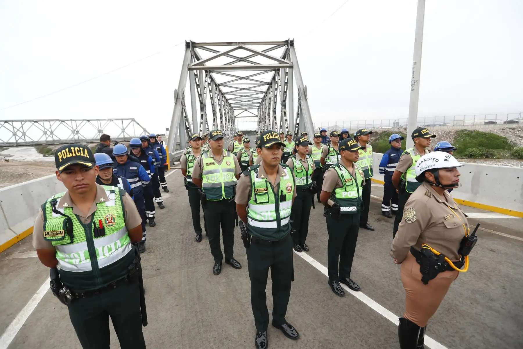 Policía Nacional del Perú realizó un despliegue de personal policial en las inmediaciones del puente modular de ingreso al Nuevo Aeropuerto Internacional Jorge Chávez, bajo la supervisión del Ministerio de Transportes y Comunicaciones, la ATU y el Indeci. Foto: ANDINA/Daniel Bracamonte