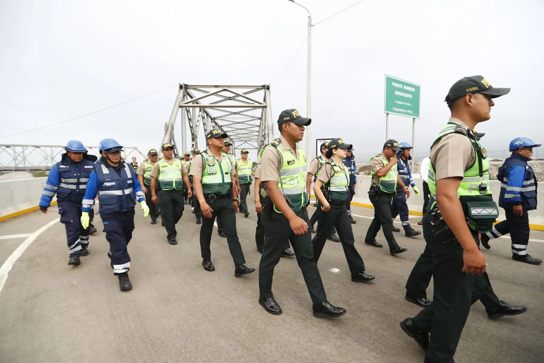 Con los 124 efectivos PNP, el Gobierno busca garantizar un tránsito fluido y seguro en los accesos al nuevo terminal aéreo, que será un pilar clave para la conectividad, el comercio y el turismo del país. Foto: ANDINA/Daniel Bracamonte