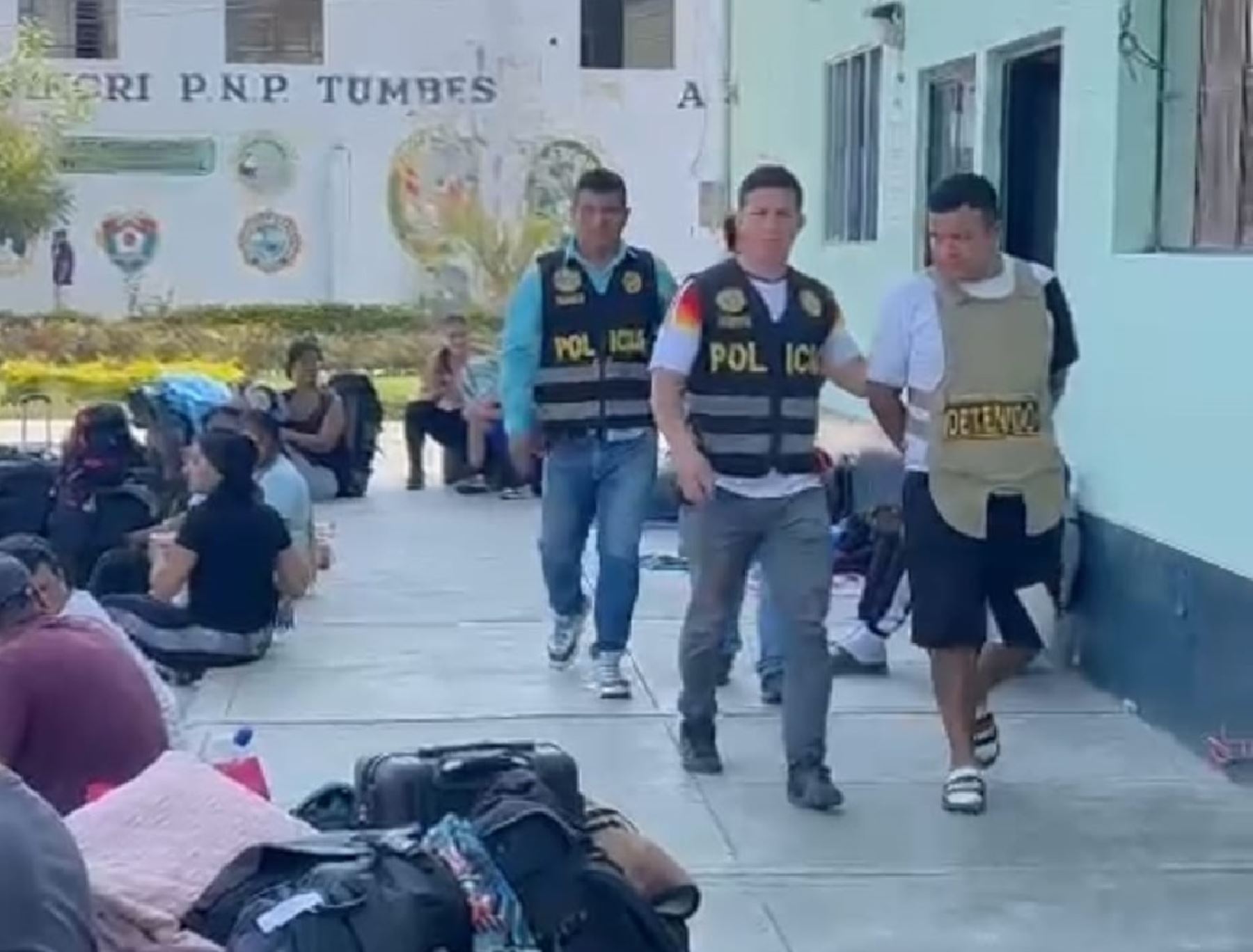 El conductor y copiloto de un bus interprovincial fueron detenidos en Tumbes por estar implicados en el delito de tráfico de personas tras la intervención a 36 extranjeros que ingresaron ilegalmente al país. ANDINA/Difusión