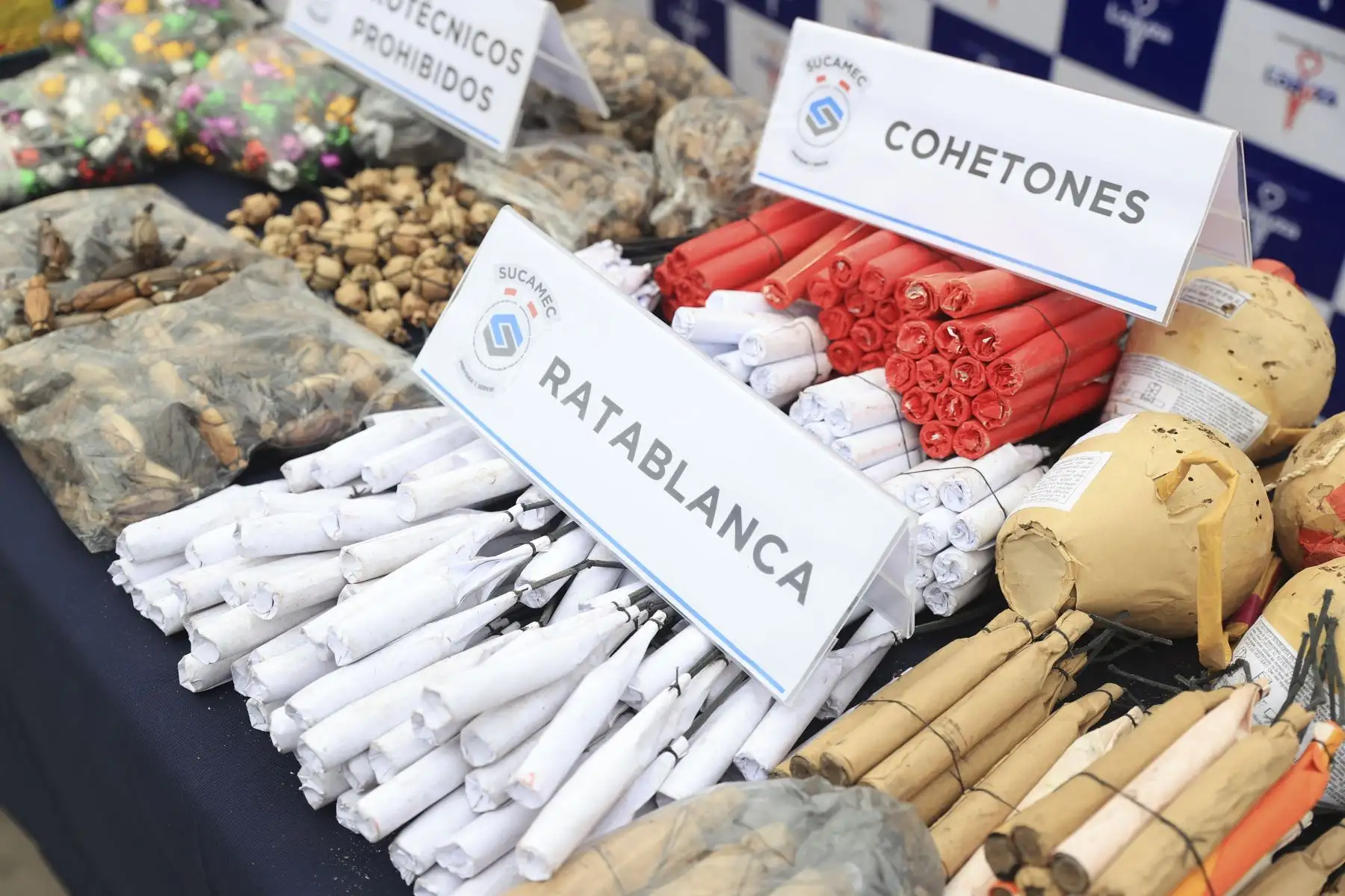 Durante las fiestas de fin de año, el uso de pirotécnicos se incrementa significativamente, aumentando los riesgos de quemaduras, amputaciones, afectaciones auditivas y daños al medio ambiente. Frente a esta situación, la Unidad de Gestión de Riesgos y Desastres (UGERD) y la Unidad de Desactivación de
Explosivos (UDEX), realizaron una campaña informativa y demostrativa sobre los cuidados y efectos negativos del uso de pirotécnicos. Foto: ANDINA/Jhonel Rodriguez Robles