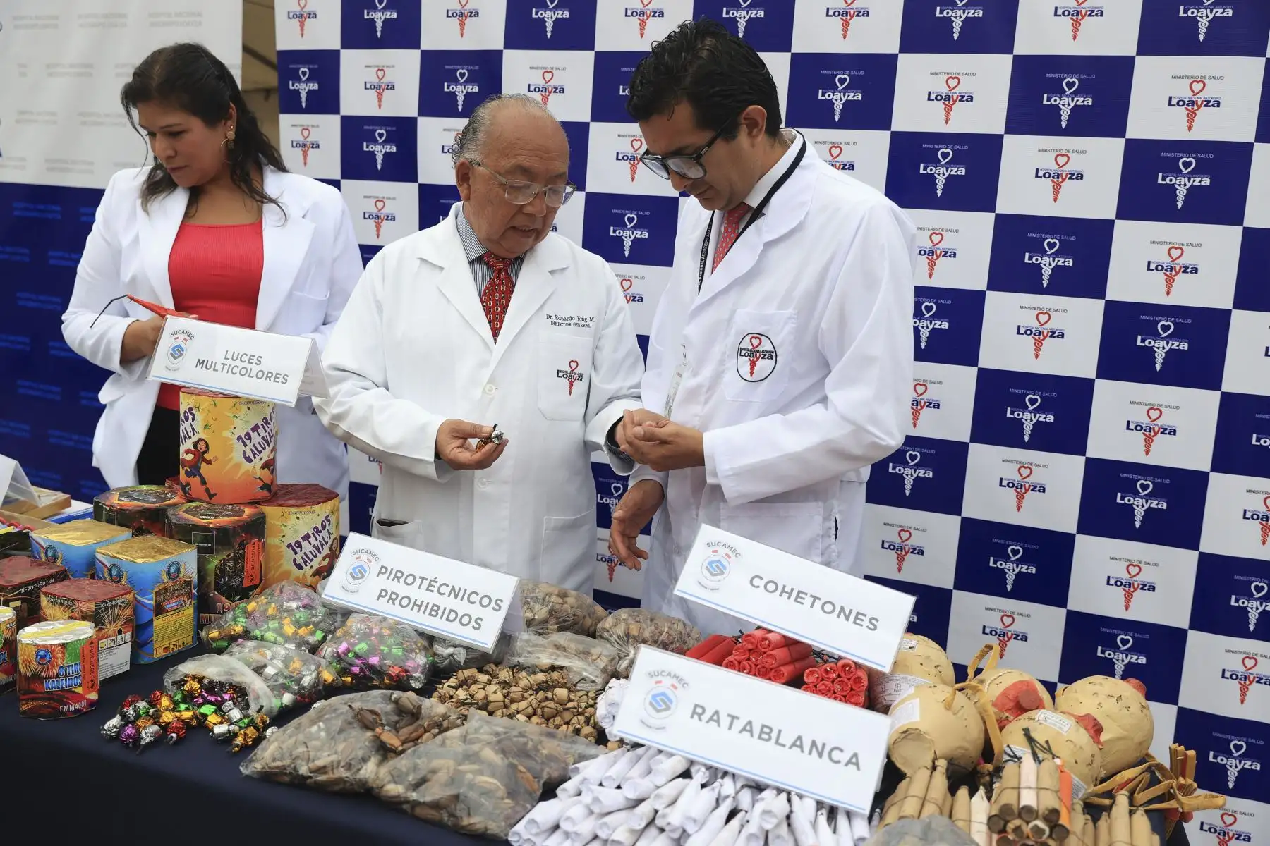 Durante las fiestas de fin de año, el uso de pirotécnicos se incrementa significativamente, aumentando los riesgos de quemaduras, amputaciones, afectaciones auditivas y daños al medio ambiente. Frente a esta situación, la Unidad de Gestión de Riesgos y Desastres (UGERD) y la Unidad de Desactivación de
Explosivos (UDEX), realizaron una campaña informativa y demostrativa sobre los cuidados y efectos negativos del uso de pirotécnicos. Foto: ANDINA/Jhonel Rodriguez Robles