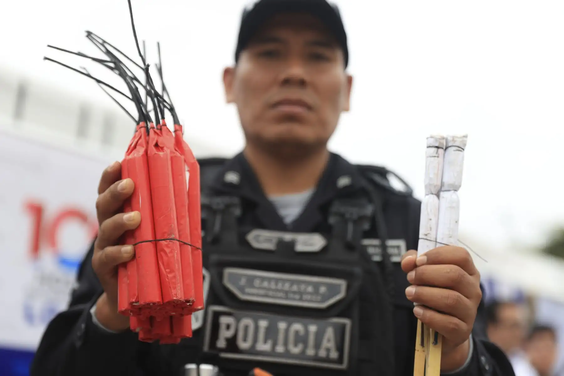 Durante las fiestas de fin de año, el uso de pirotécnicos se incrementa significativamente, aumentando los riesgos de quemaduras, amputaciones, afectaciones auditivas y daños al medio ambiente. Frente a esta situación, la Unidad de Gestión de Riesgos y Desastres (UGERD) y la Unidad de Desactivación de
Explosivos (UDEX), realizaron una campaña informativa y demostrativa sobre los cuidados y efectos negativos del uso de pirotécnicos. Foto: ANDINA/Jhonel Rodriguez Robles
