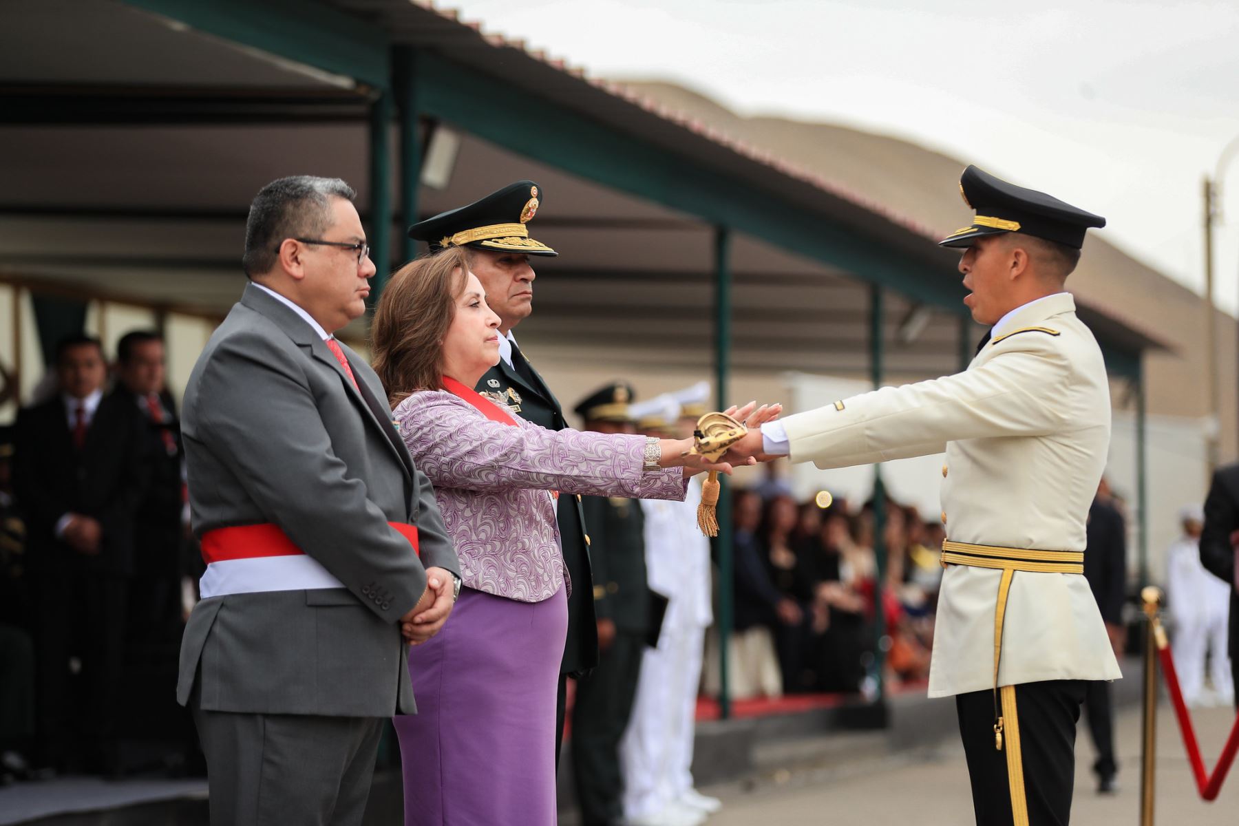 President Dina Boluarte leads graduation ceremony of new Police second lieutenants.Photo: ANDINA / Presidency Press.