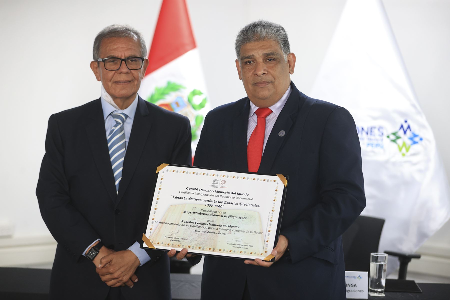 Fernando López Sánchez (iz), presidente del Comité Peruano Memoria del Mundo-Unesco junto con el Superintendente de Migraciones, Armando García. Foto: ANDINA/Jhonel Rodríguez Robles