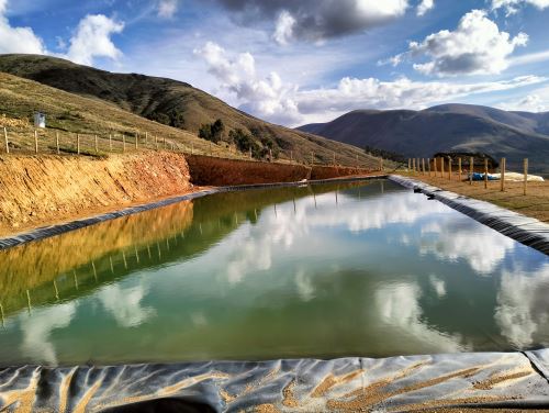 Más de 28,000 pequeños productores de 14 regiones del país se benefician con las qochas y reservorios construidos por el programa Agro Rural para hacer frente al déficit de lluvias. ANDINA/Difusión