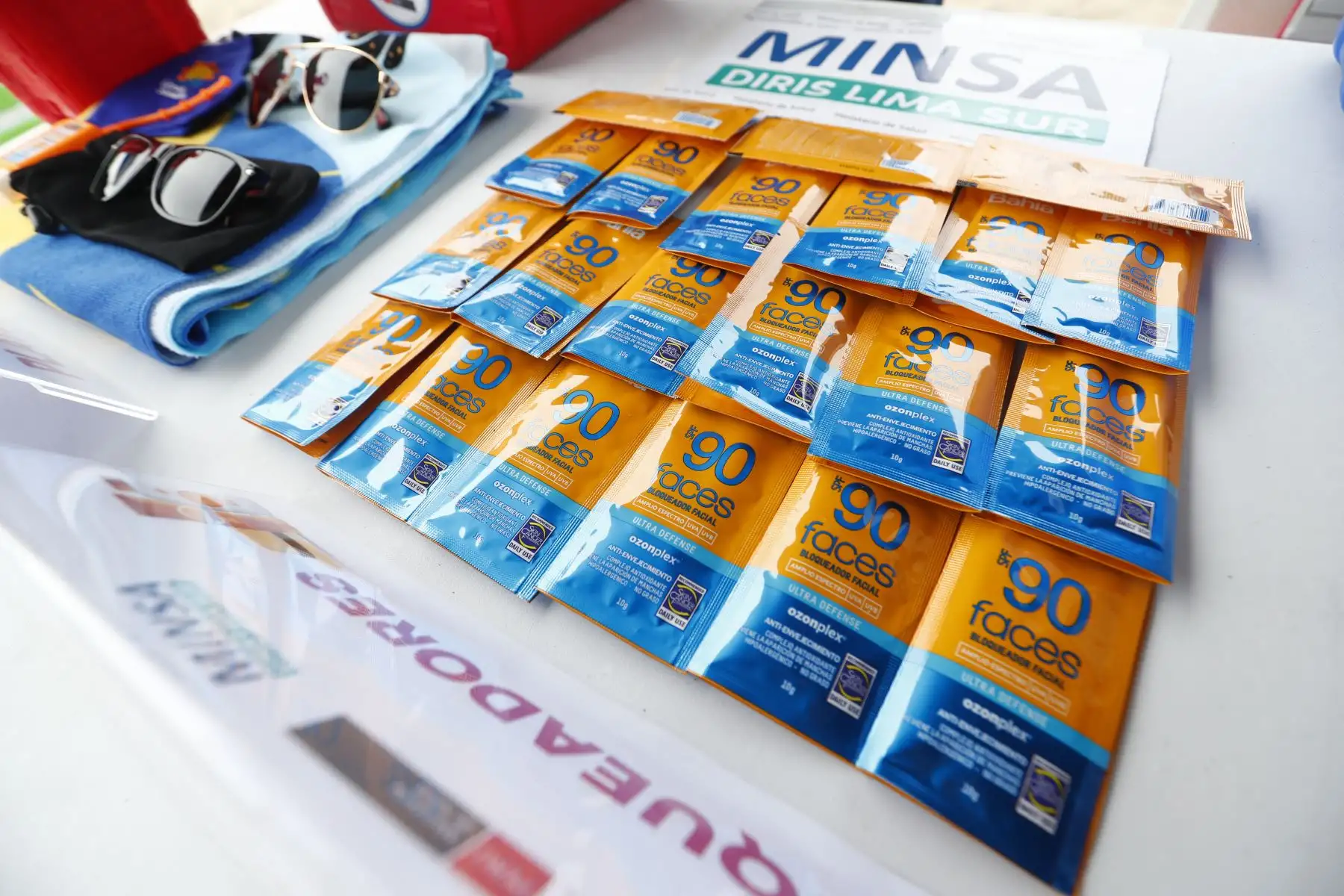Durante el lanzamiento de la campaña "Verano Saludable 2025": ¡Cuida tu salud, disfruta del verano!, Claudio Puma, biólogo encargado de la vigilancia sanitaria de playas de Lima Sur del Ministerio de Salud, brindó recomendaciones para el cuidado de la piel y la vista, así mismo informó sobre los alimentos saludables que se pueden llevar a la playa, y también sobre productos prohibidos o no recomendables. Foto: ANDINA/Daniel Bracamonte