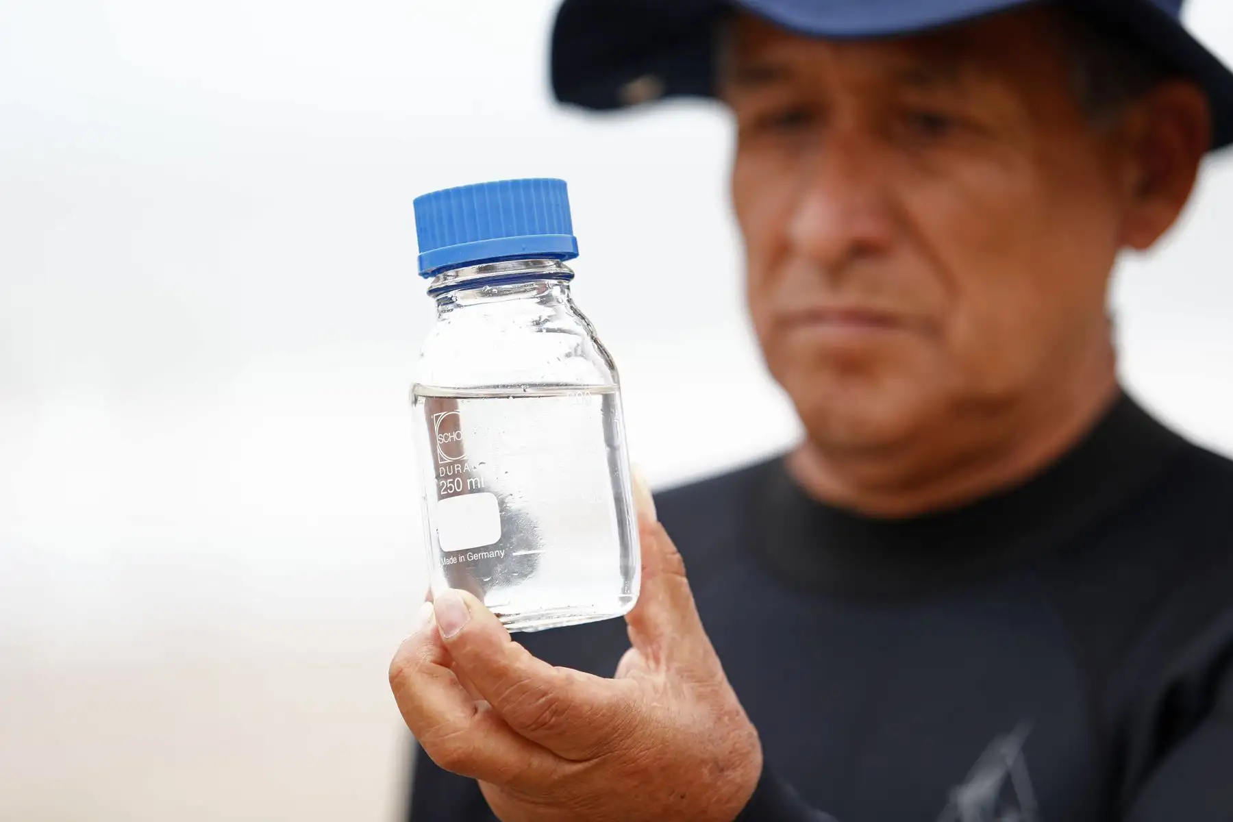 Se realizó una demostración de toma de muestras de agua marina en la playa Agua Dulce que posteriormente fue llevada al laboratorio para su análisis, durante el lanzamiento de la campaña "Verano Saludable 2025": ¡Cuida tu salud, disfruta del verano!, a cargo del Ministerio de Salud, con el fin de vigilar la calidad del agua ante la temporada de verano entrante. Foto: ANDINA/Daniel Bracamonte