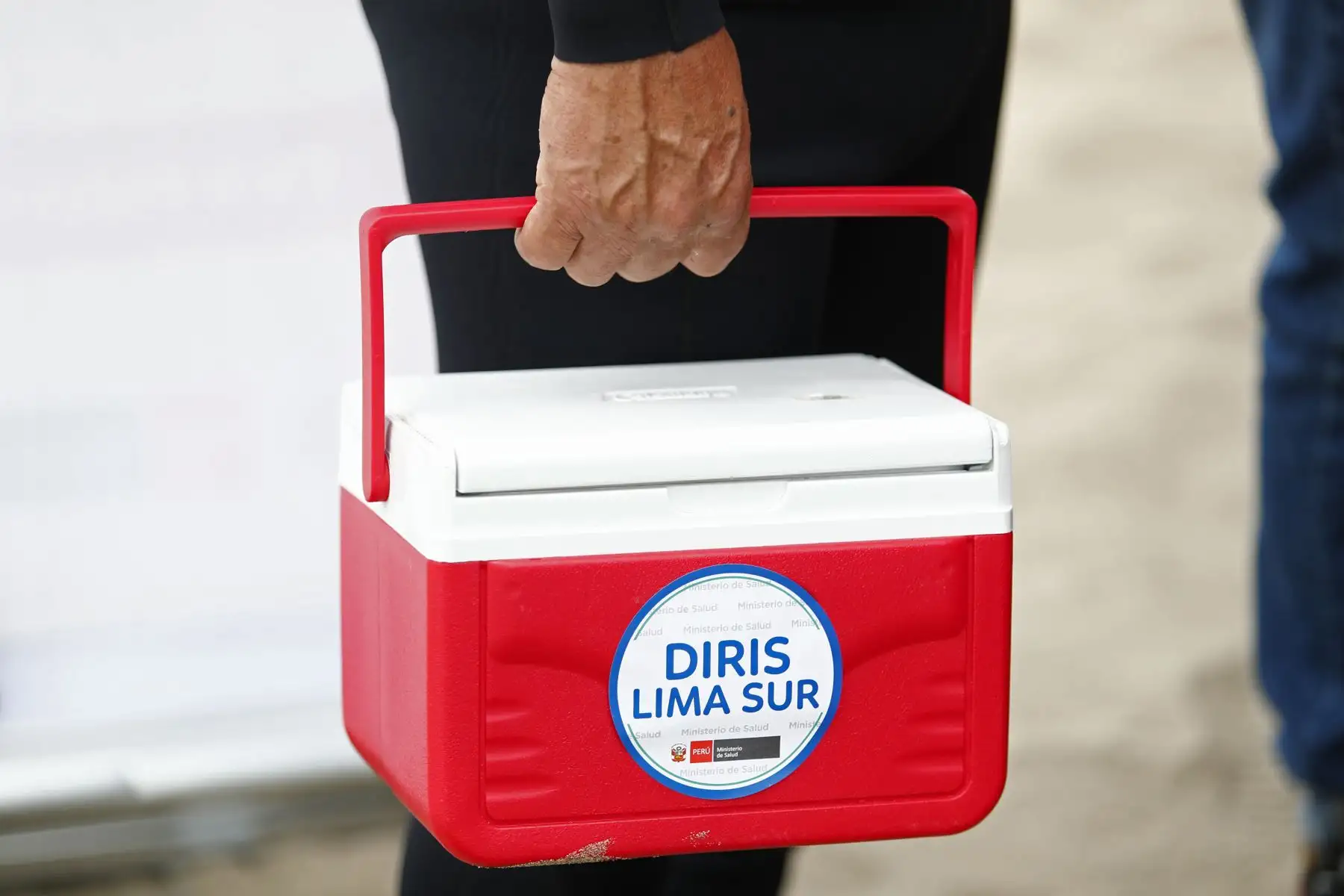 Se realizó una demostración de toma de muestras de agua marina en la playa Agua Dulce que posteriormente fue llevada al laboratorio para su análisis, durante el lanzamiento de la campaña "Verano Saludable 2025": ¡Cuida tu salud, disfruta del verano!, a cargo del Ministerio de Salud, con el fin de vigilar la calidad del agua ante la temporada de verano entrante. Foto: ANDINA/Daniel Bracamonte