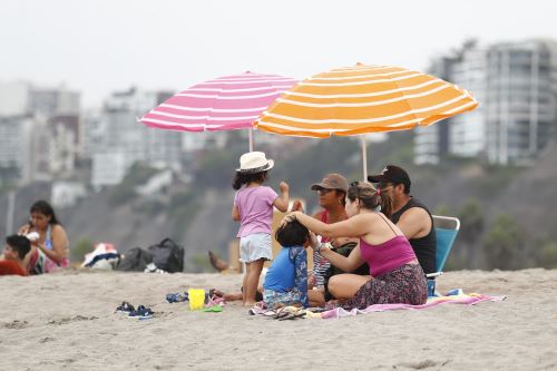 Las ventas de sombrillas y sillas de playa se incrementan en esta temporada calurosa. ANDINA/Daniel Bracamonte