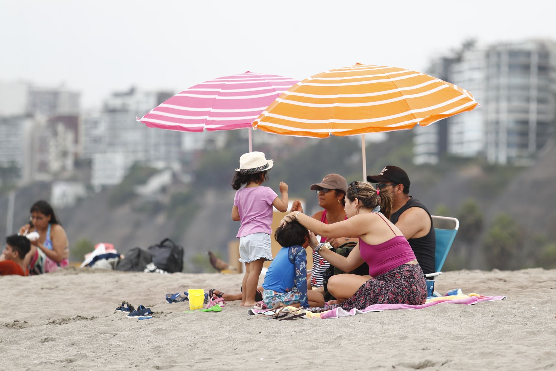 Las ventas de sombrillas y sillas de playa se incrementan en esta temporada calurosa. Foto:: ANDINA/Daniel Bracamonte.