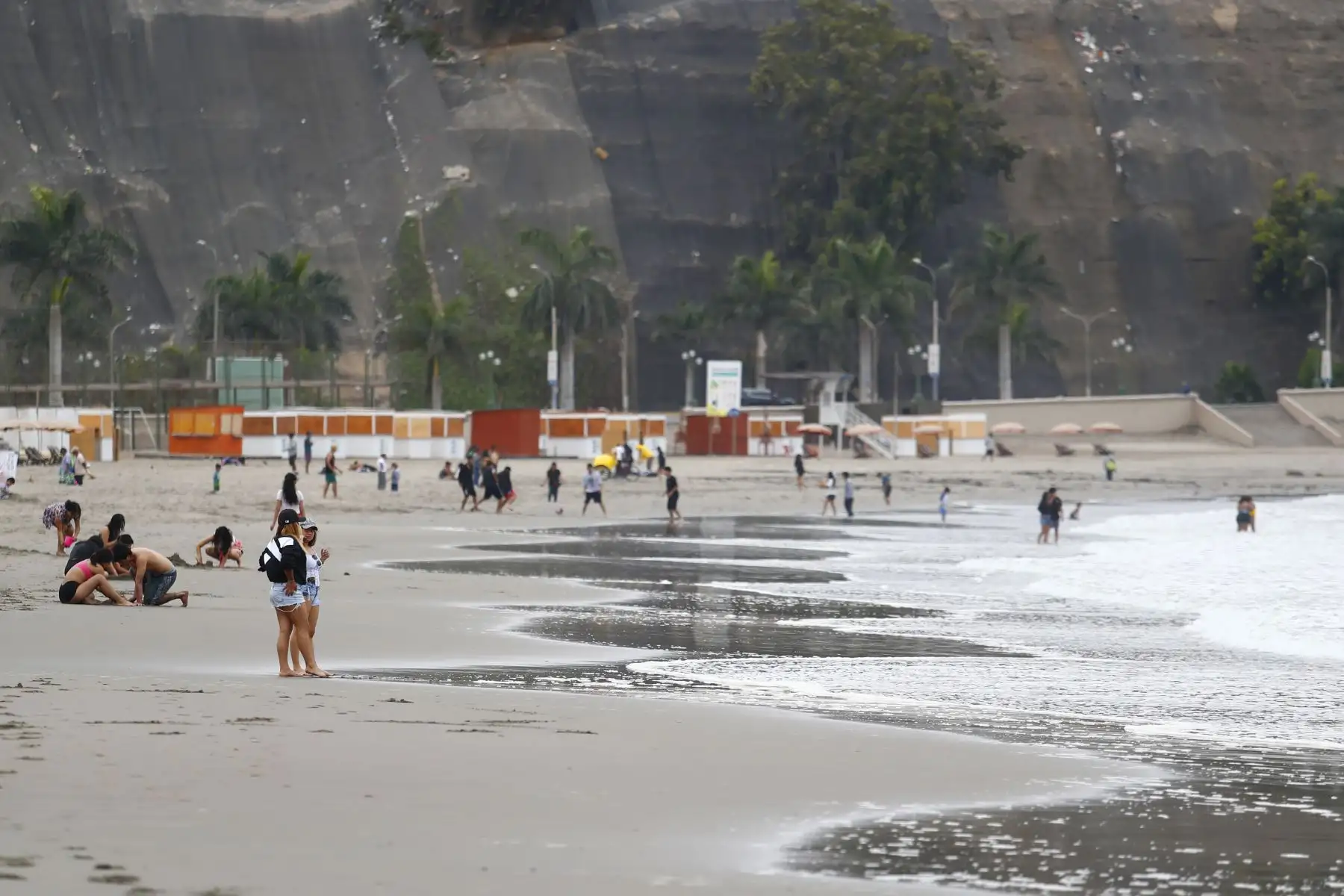 Desde la playa Agua Dulce de Chorrillos, el Ministerio de Salud lanza la campaña "Verano Saludable 2025": ¡Cuida tu salud, disfruta del verano!, con el fin de promover prácticas saludables en los millones de bañistas que acudirán a las playas durante la temporada de verano entrante. Foto: ANDINA/Daniel Bracamonte