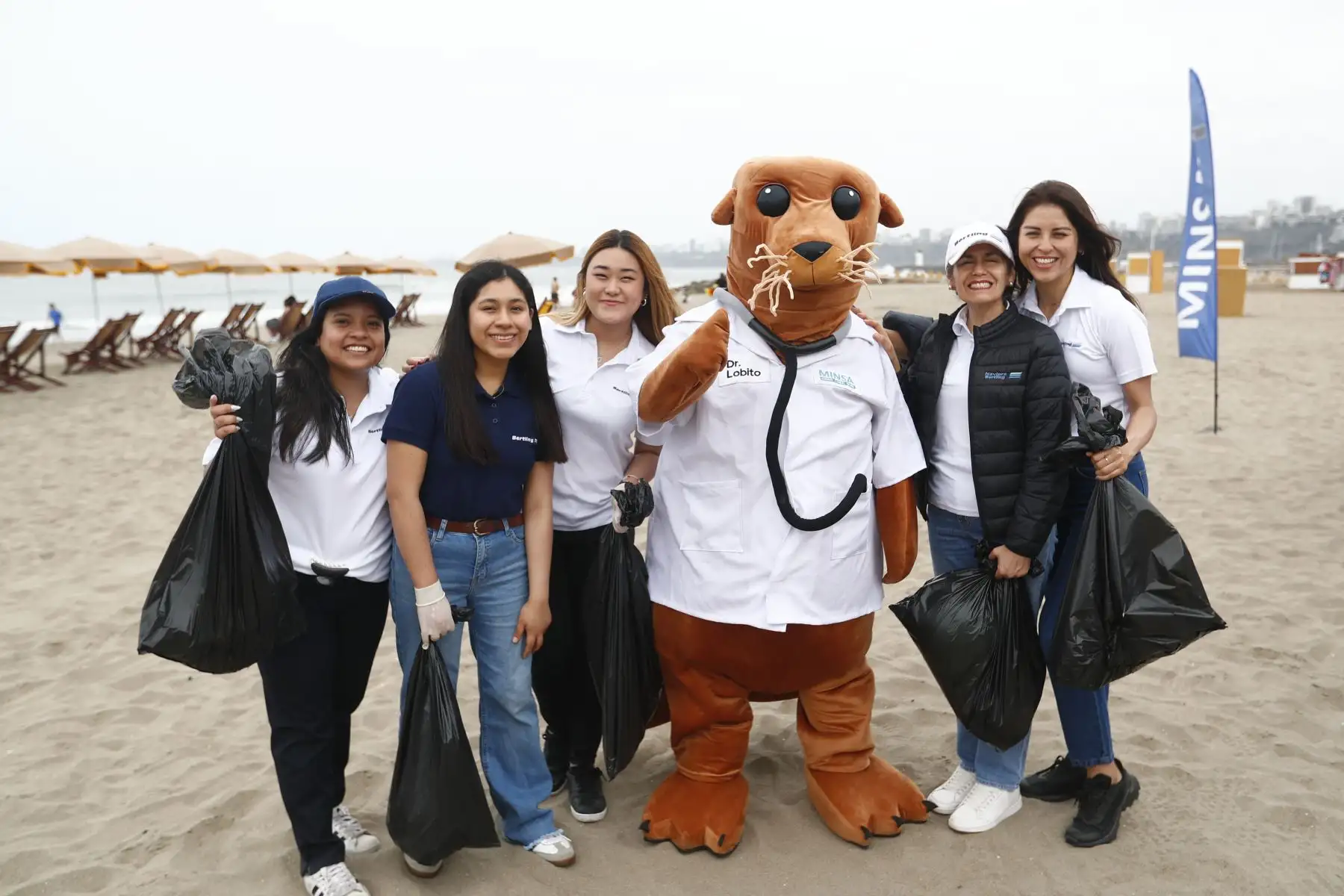 Desde la playa Agua Dulce de Chorrillos, el Ministerio de Salud lanza la campaña "Verano Saludable 2025": ¡Cuida tu salud, disfruta del verano!, con el fin de promover prácticas saludables en los millones de bañistas que acudirán a las playas durante la temporada de verano entrante. Foto: ANDINA/Daniel Bracamonte