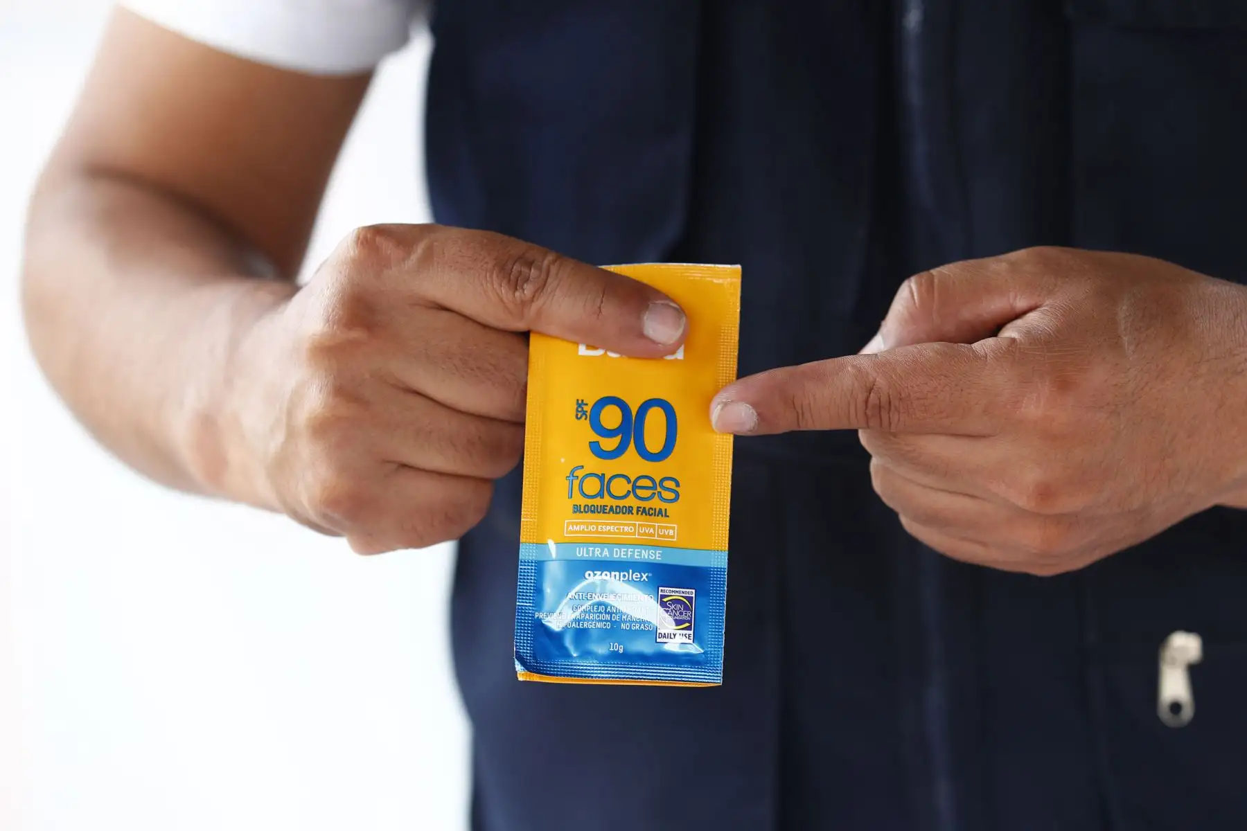 Durante el lanzamiento de la campaña "Verano Saludable 2025": ¡Cuida tu salud, disfruta del verano!, Claudio Puma, biólogo encargado de la vigilancia sanitaria de playas de Lima Sur del Ministerio de Salud, brindó recomendaciones para el cuidado de la piel y la vista, así mismo informó sobre los alimentos saludables que se pueden llevar a la playa, y también sobre productos prohibidos o no recomendables. Foto: ANDINA/Daniel Bracamonte