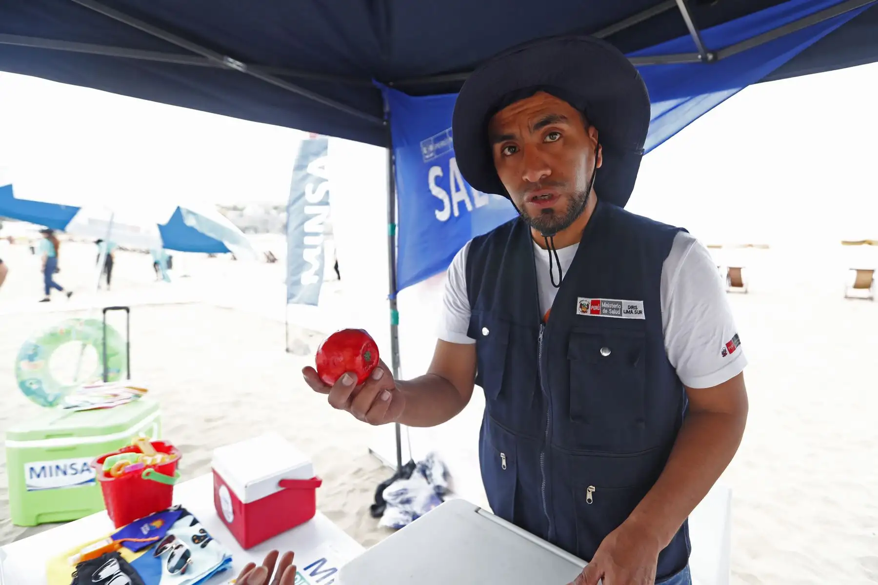 Durante el lanzamiento de la campaña "Verano Saludable 2025": ¡Cuida tu salud, disfruta del verano!, Claudio Puma, biólogo encargado de la vigilancia sanitaria de playas de Lima Sur del Ministerio de Salud, brindó recomendaciones para el cuidado de la piel y la vista, así mismo informó sobre los alimentos saludables que se pueden llevar a la playa, y también sobre productos prohibidos o no recomendables. Foto: ANDINA/Daniel Bracamonte