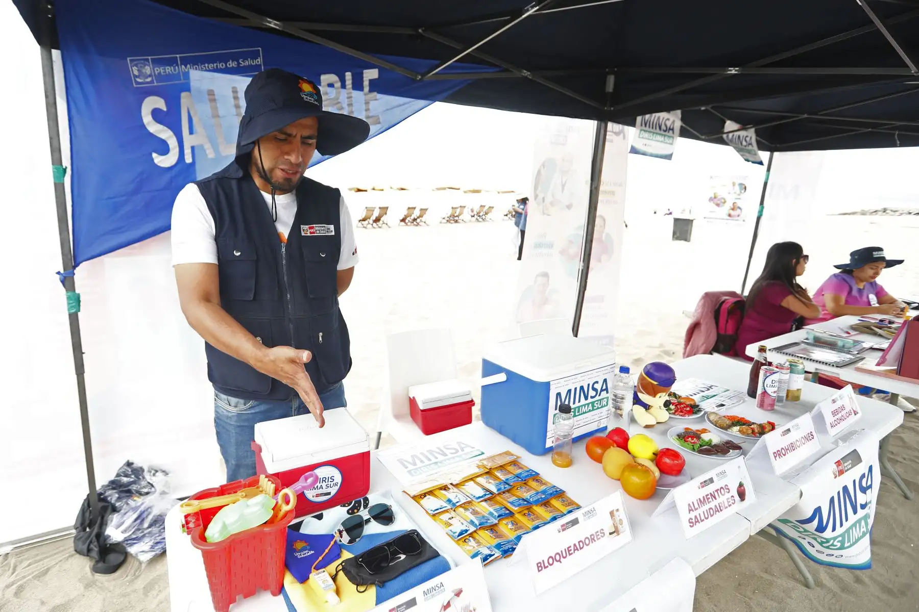 Desde la playa Agua Dulce de Chorrillos, el Ministerio de Salud lanza la campaña "Verano Saludable 2025": ¡Cuida tu salud, disfruta del verano!, con el fin de promover prácticas saludables en los millones de bañistas que acudirán a las playas durante la temporada de verano entrante. Foto: ANDINA/Daniel Bracamonte