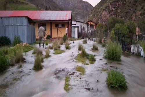 En el distrito de Pallanchacra, provincia de Pasco, también se reportó la afectación de una vivienda de material rústico (adobe) en el jirón 28 de julio.