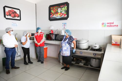 La directora ejecutiva de Wasi Mikuna, Cecilia Barbieri, constató la prestación del servicio alimentario en dos centros de estudio de la región Piura.