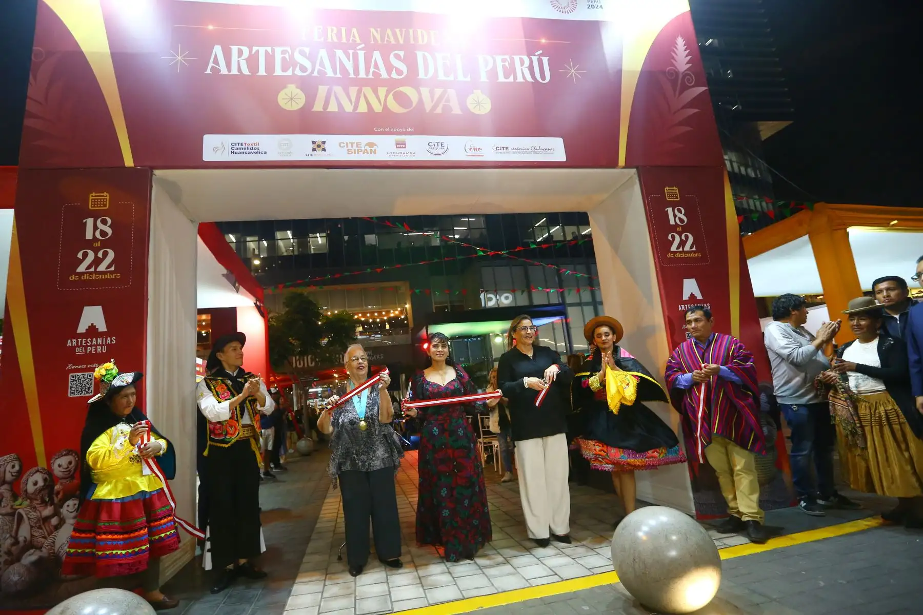 Ante la cercanía de la Navidad, la ministra de Comercio Exterior y Turismo, Desilú León, inaugura  la feria “Artesanía del Perú Innova”, que reúne a artesanos de diversas regiones del país, propiciando una experiencia que permite el contacto directo con productores.Foto: ANDINA/ Eddy Ramos