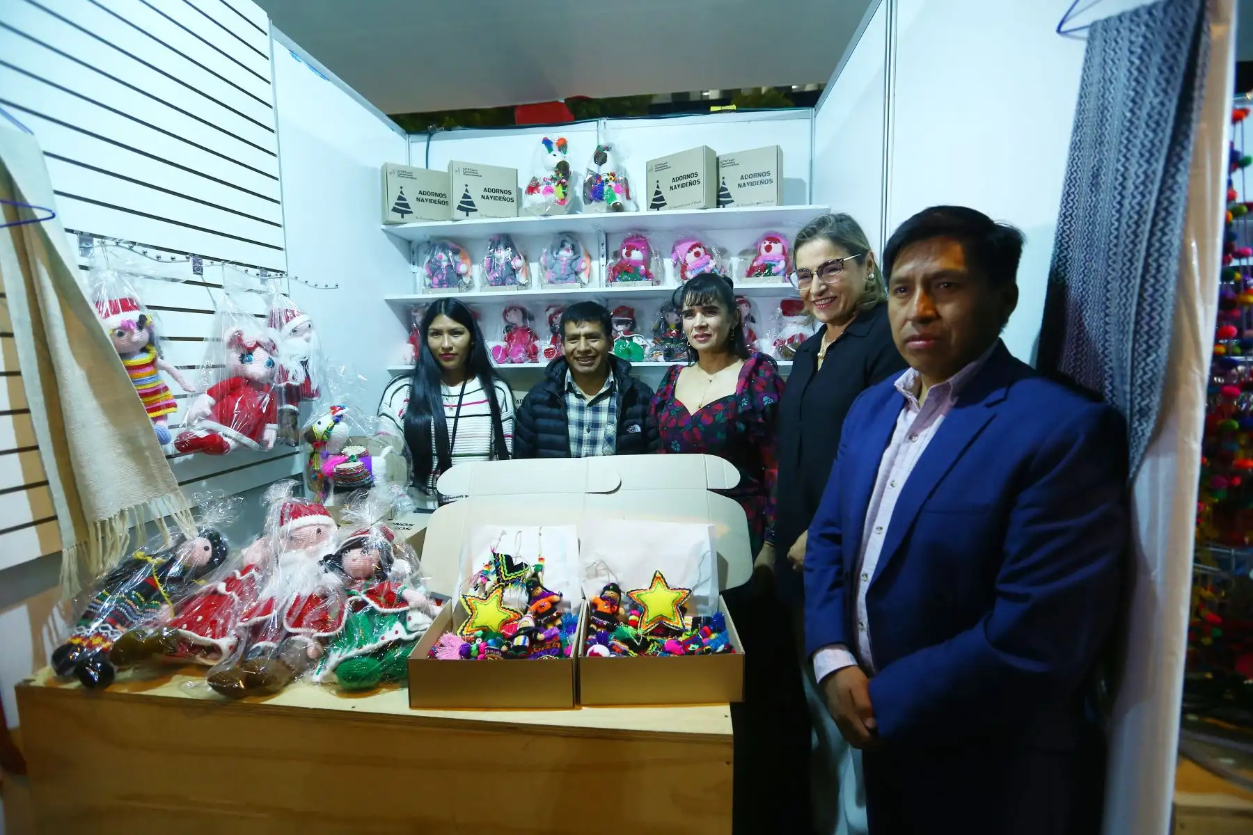 Ante la cercanía de la Navidad, la ministra de Comercio Exterior y Turismo, Desilú León, inaugura  la feria “Artesanía del Perú Innova”, que reúne a artesanos de diversas regiones del país, propiciando una experiencia que permite el contacto directo con productores.Foto: ANDINA/ Eddy Ramos
