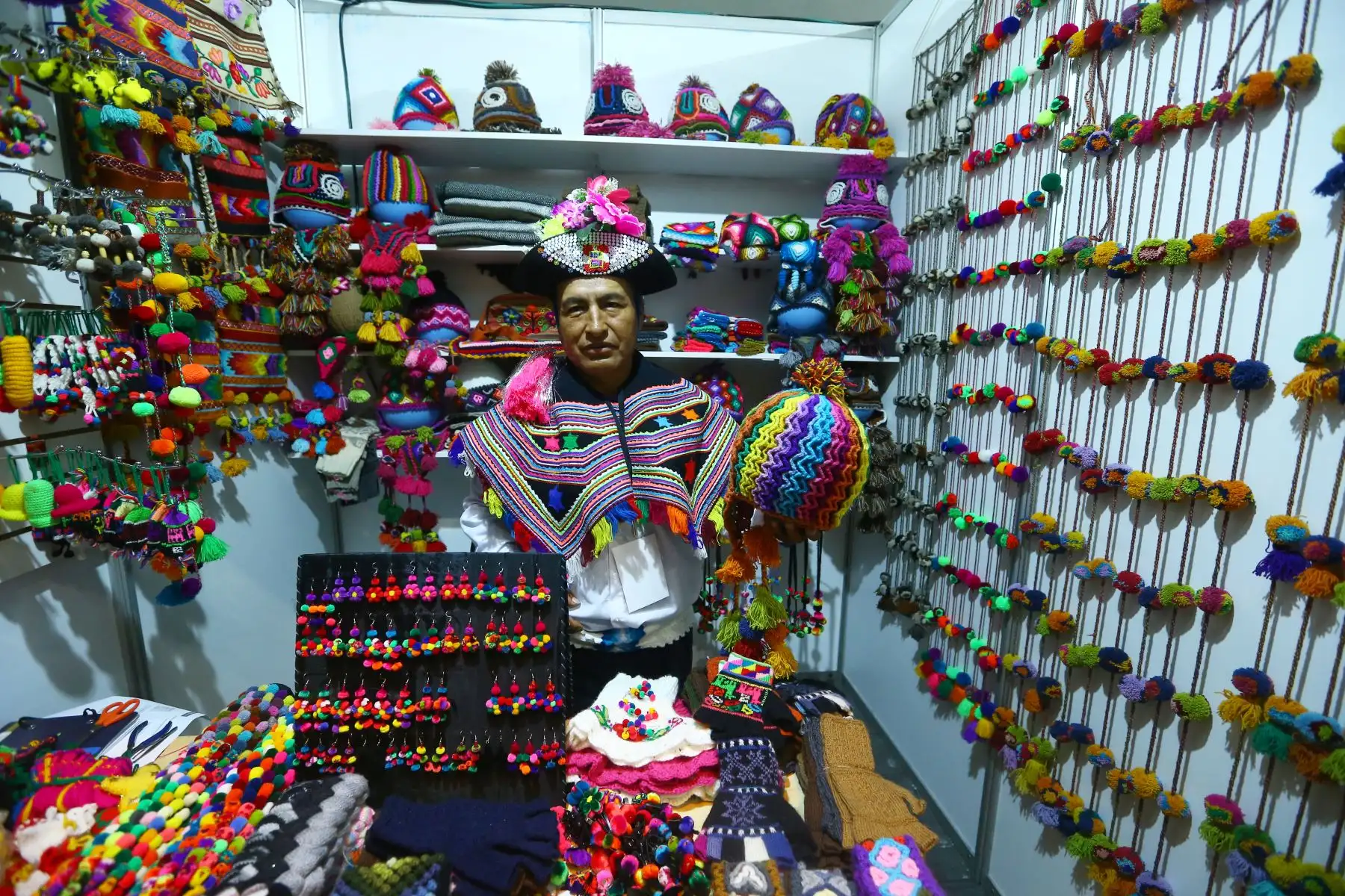 “Artesanía del Perú Innova”, realizada en el marco de la campaña “Regala artesanía, regala desarrollo”, es una oportunidad para conocer y adquirir productos únicos, realizar un viaje imaginario por diversos parajes y destinos turísticos de nuestro país. Foto: ANDINA/ Eddy Ramos