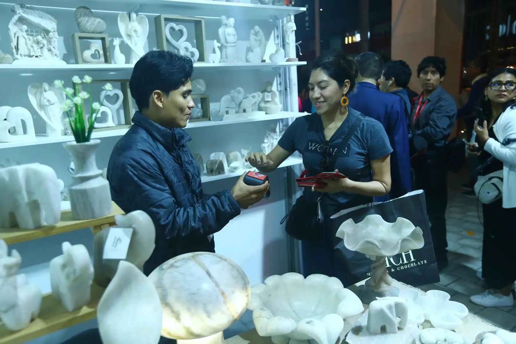 “Artesanía del Perú Innova”, realizada en el marco de la campaña “Regala artesanía, regala desarrollo”, es una oportunidad para conocer y adquirir productos únicos, realizar un viaje imaginario por diversos parajes y destinos turísticos de nuestro país. Foto: ANDINA/ Eddy Ramos