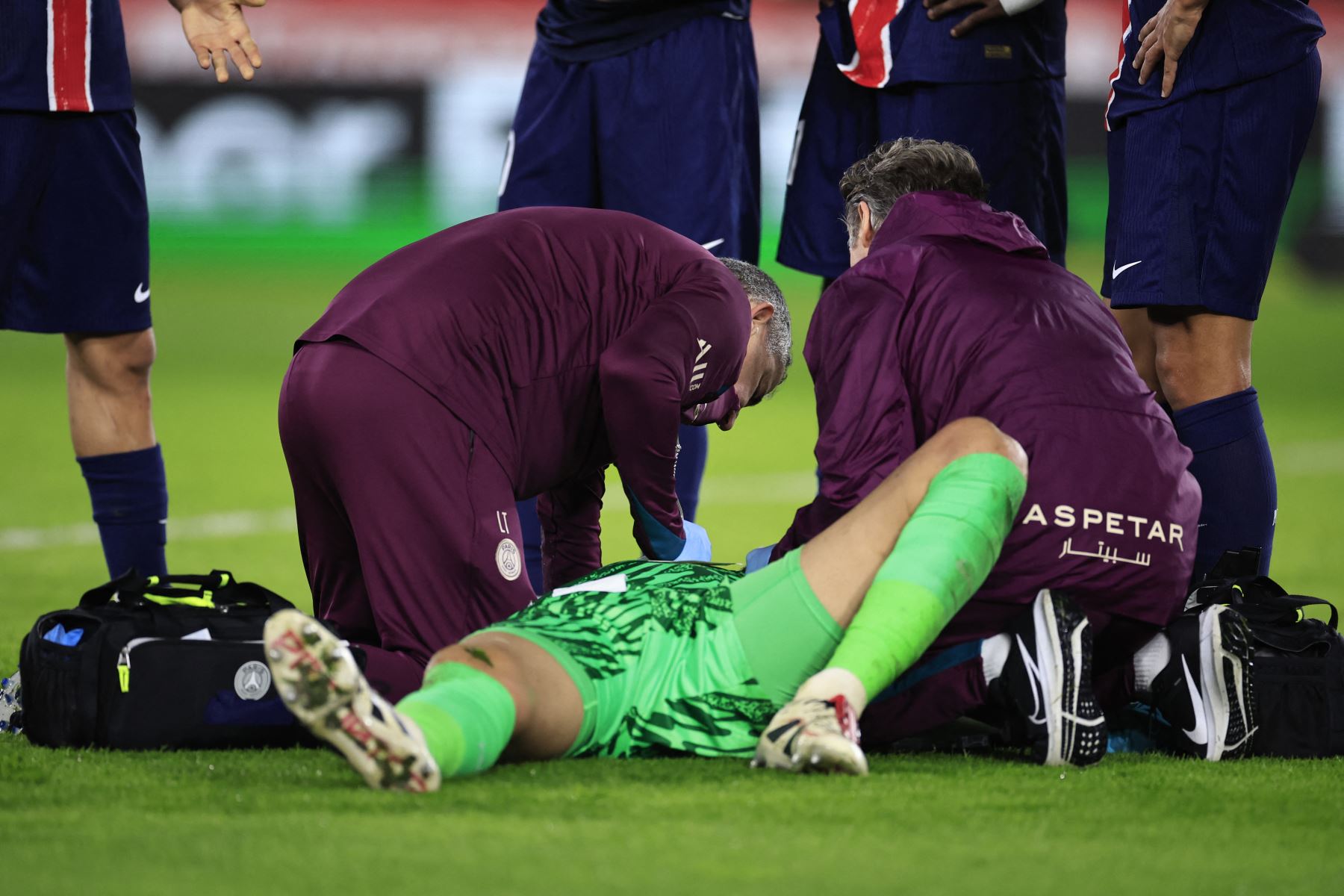 El portero italiano del Paris Saint-Germain  Gianluigi Donnarumma recibe ayuda médica después de sufrir una lesión durante el partido de fútbol francés L1 entre el AS Monaco y el Paris Saint-Germain. AFP