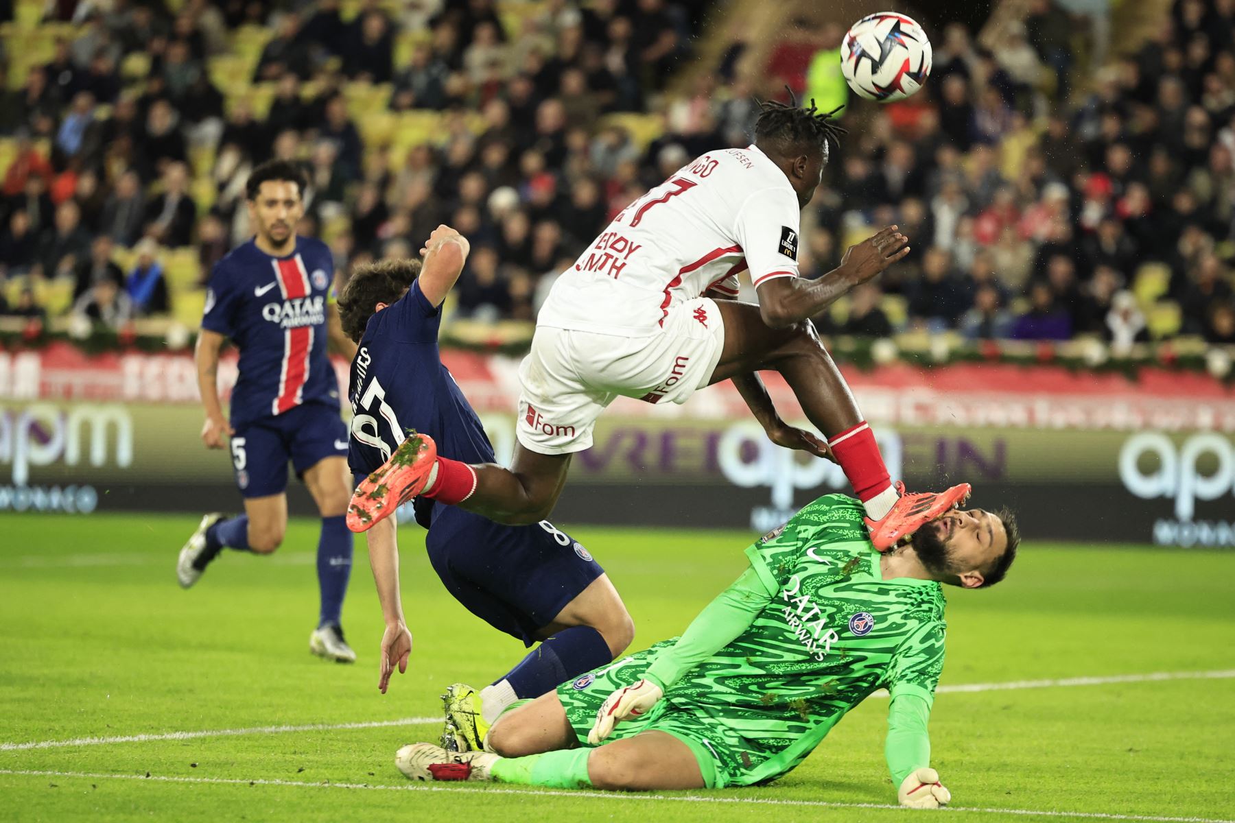 El portero italiano del Paris Saint-Germain  Gianluigi Donnarumma sufre una lesión por parte del defensor marfileño de Mónaco  Wilfried Singo durante el partido de fútbol francés L1 entre AS Monaco y Paris Saint-Germain. AFP