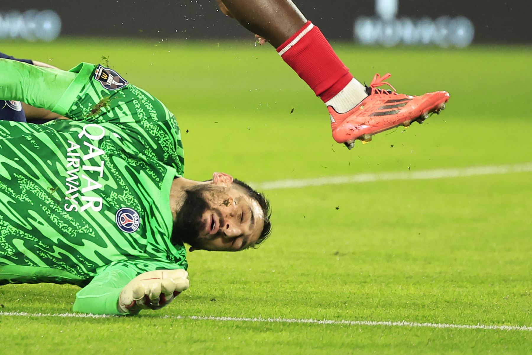 El portero italiano del Paris Saint-Germain  Gianluigi Donnarumma sufre una lesión por parte del defensor marfileño de Mónaco Wilfried Singo  durante el partido de fútbol francés L1 entre AS Monaco y Paris Saint-Germain. AFP