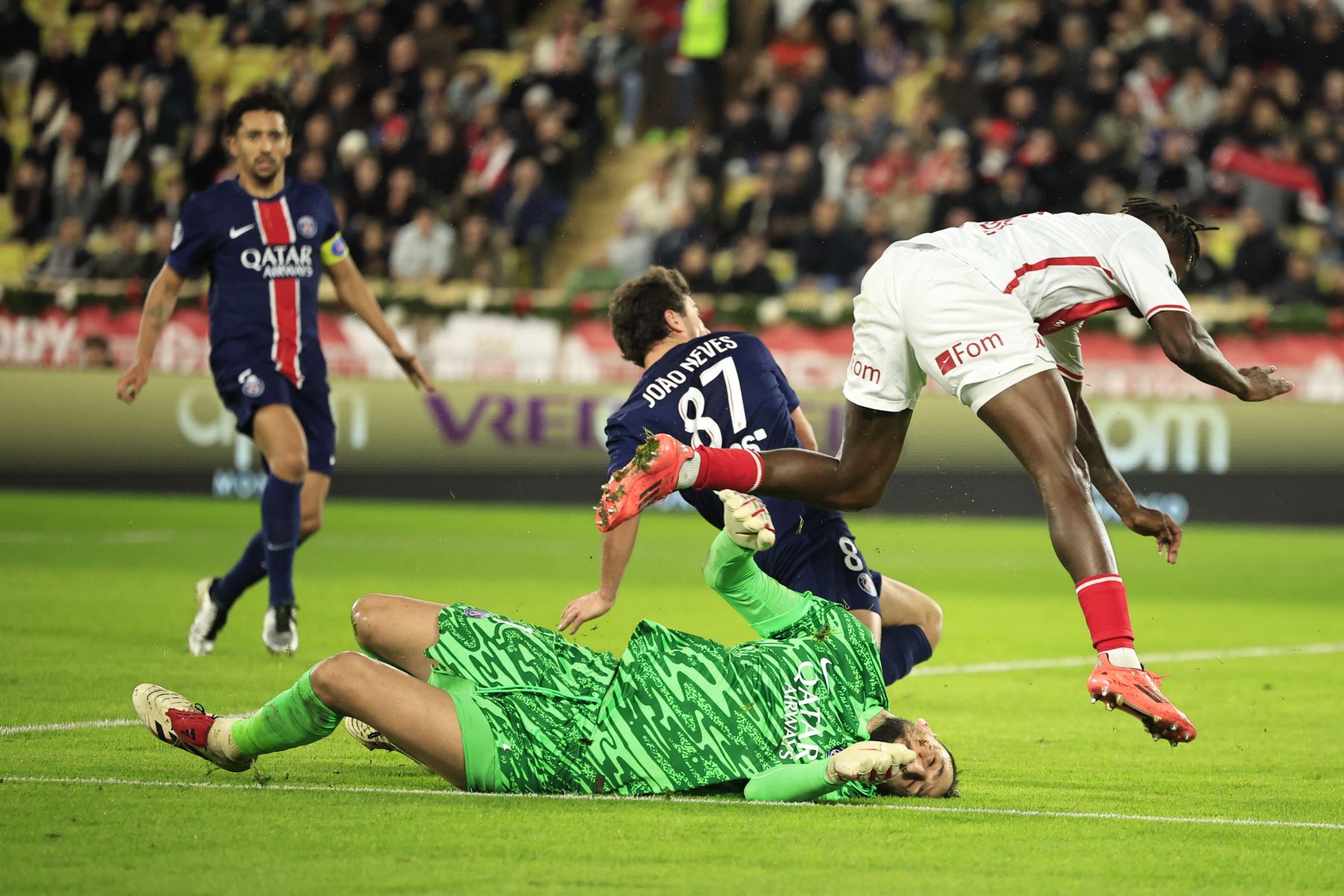 El portero italiano del Paris Saint-Germain  Gianluigi Donnarumma sufre una lesión por parte del defensor marfileño de Mónaco Wilfried Singo  durante el partido de fútbol francés L1 entre AS Monaco y Paris Saint-Germain. AFP