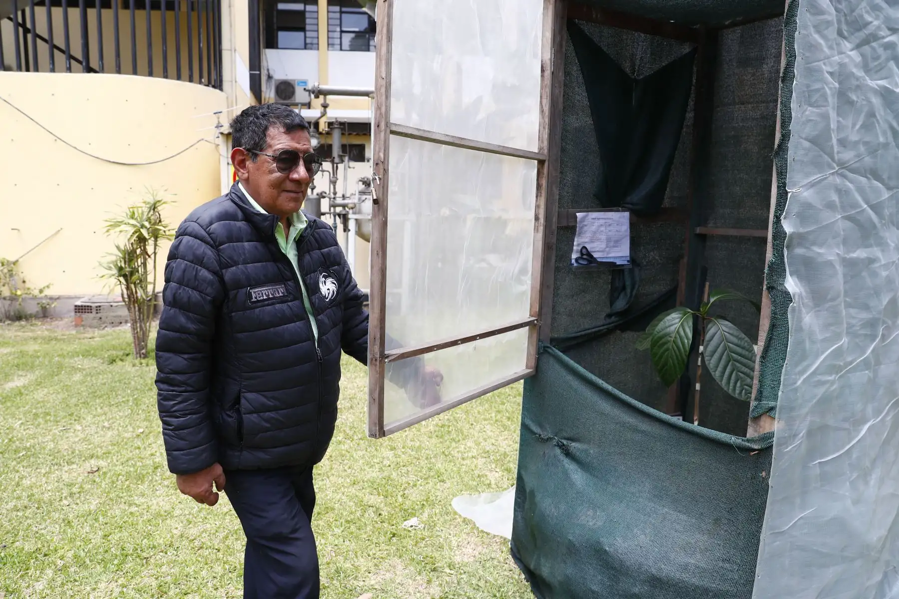 El ingeniero forestal Alejandro Gómez, junto a un equipo de investigadores de la Facultad de Farmacia y Bioquímica de la Universidad Nacional Mayor de San Marcos, lidera un proyecto que busca la germinación y cultivo en la costa del árbol de la quina, que hoy se encuentra en peligro de extinción. Foto: ANDINA/Daniel Bracamonte