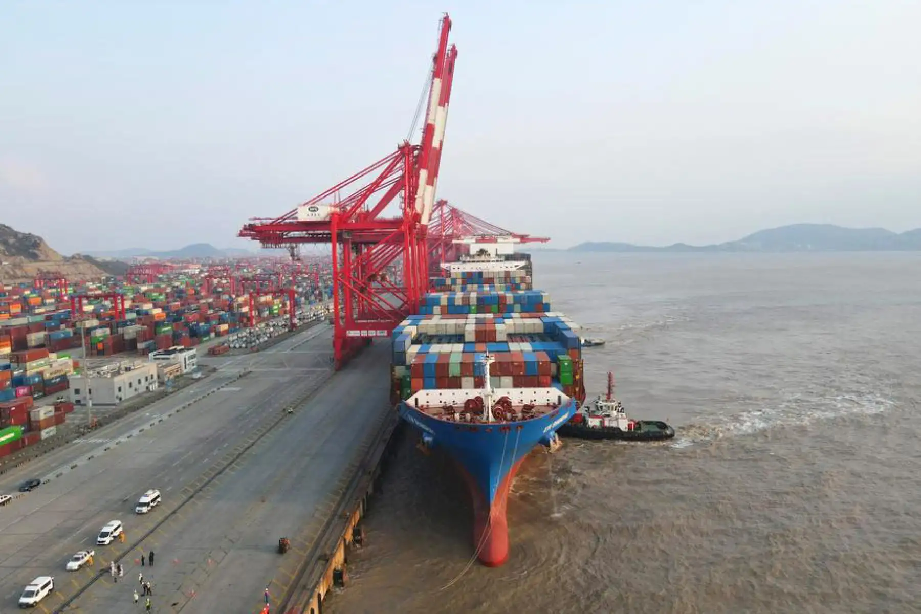 Panorámica aérea del buque portacontenedores "Xin Shanghai", operado por China COSCO Shipping Corporation Limited, proveniente del Puerto de Chancay en Perú, atracado en el puerto de Yangshan, en la ciudad oriental china de Shanghai, el 18 de diciembre de 2024. Foto: Xinhua