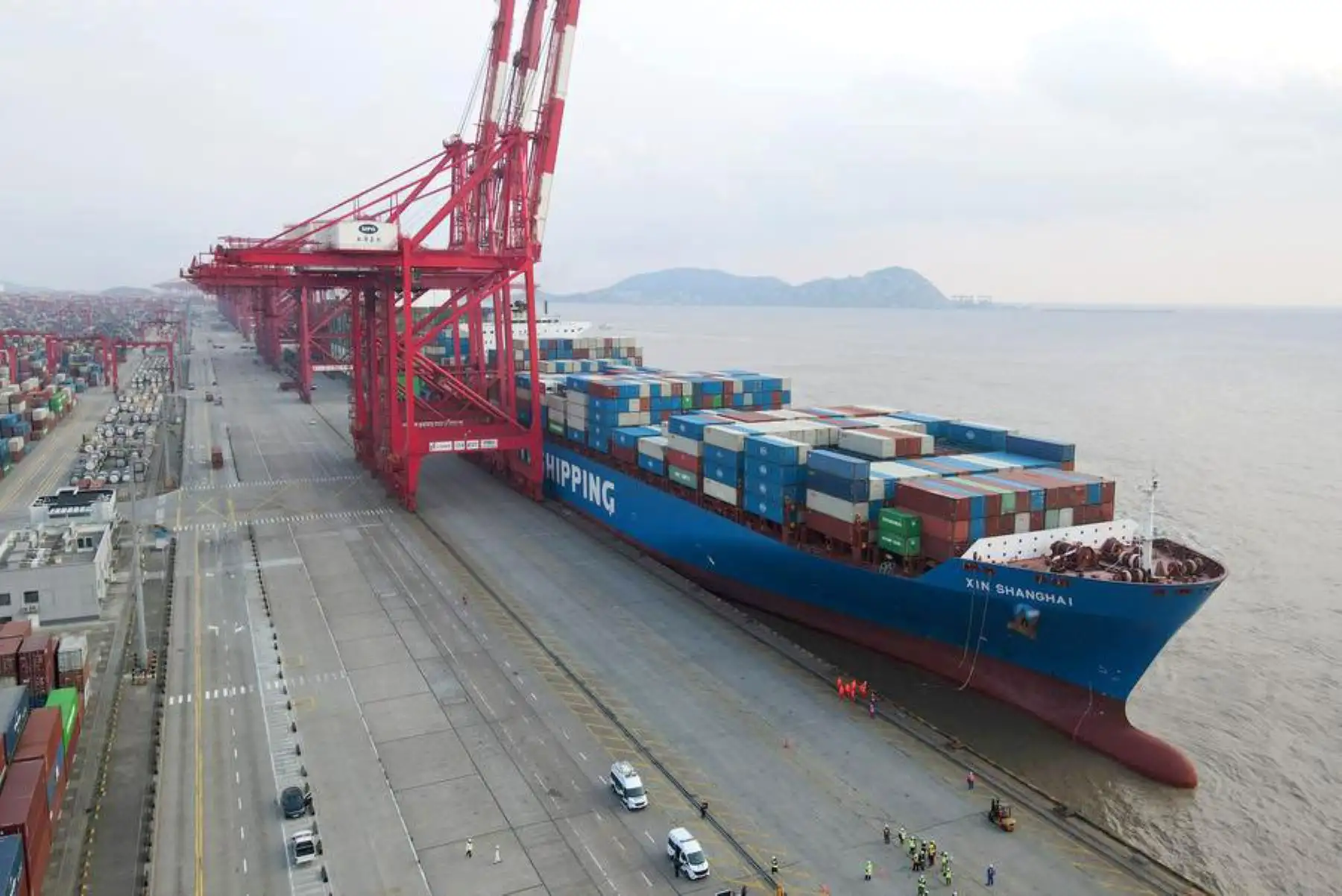Panorámica aérea del buque portacontenedores "Xin Shanghai", operado por China COSCO Shipping Corporation Limited, proveniente del Puerto de Chancay en Perú, atracado en el puerto de Yangshan, en la ciudad oriental china de Shanghai, el 18 de diciembre de 2024. Foto: Xinhua
