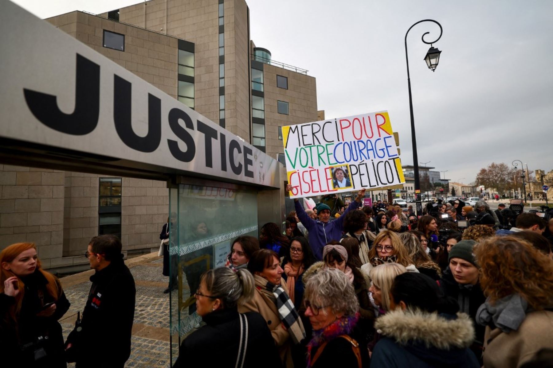 El artista y activista francés Voltuan sostiene un cartel que dice en francés "Gracias por tu coraje, Gisele Pelicot" mientras la gente se reúne afuera del palacio de justicia en Aviñón el 19 de diciembre de 2024, esperando el veredicto en el juicio contra su ex esposo y otras 50 personas, acusados de drogar a Gisele y cometer múltiples violaciones durante casi una década. Foto: AFP