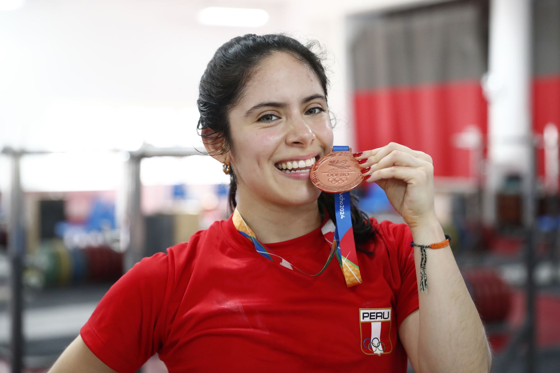 Faviana Gavidia es una joven levantadora de pesas de tan solo 21 años de edad, quien recientemente obtuvo la medalla de bronce en los Juegos Bolivarianos Bicentenario Ayacucho 2024, en la competencia de levantamiento de pesas categoría -45kg. Foto: ANDINA/Daniel Bracamonte