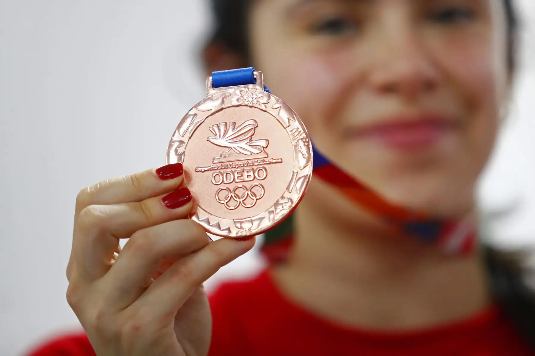 Faviana Gavidia es una joven levantadora de pesas de tan solo 21 años de edad, quien recientemente obtuvo la medalla de bronce en los Juegos Bolivarianos Bicentenario Ayacucho 2024, en la competencia de levantamiento de pesas categoría -45kg. Foto: ANDINA/Daniel Bracamonte