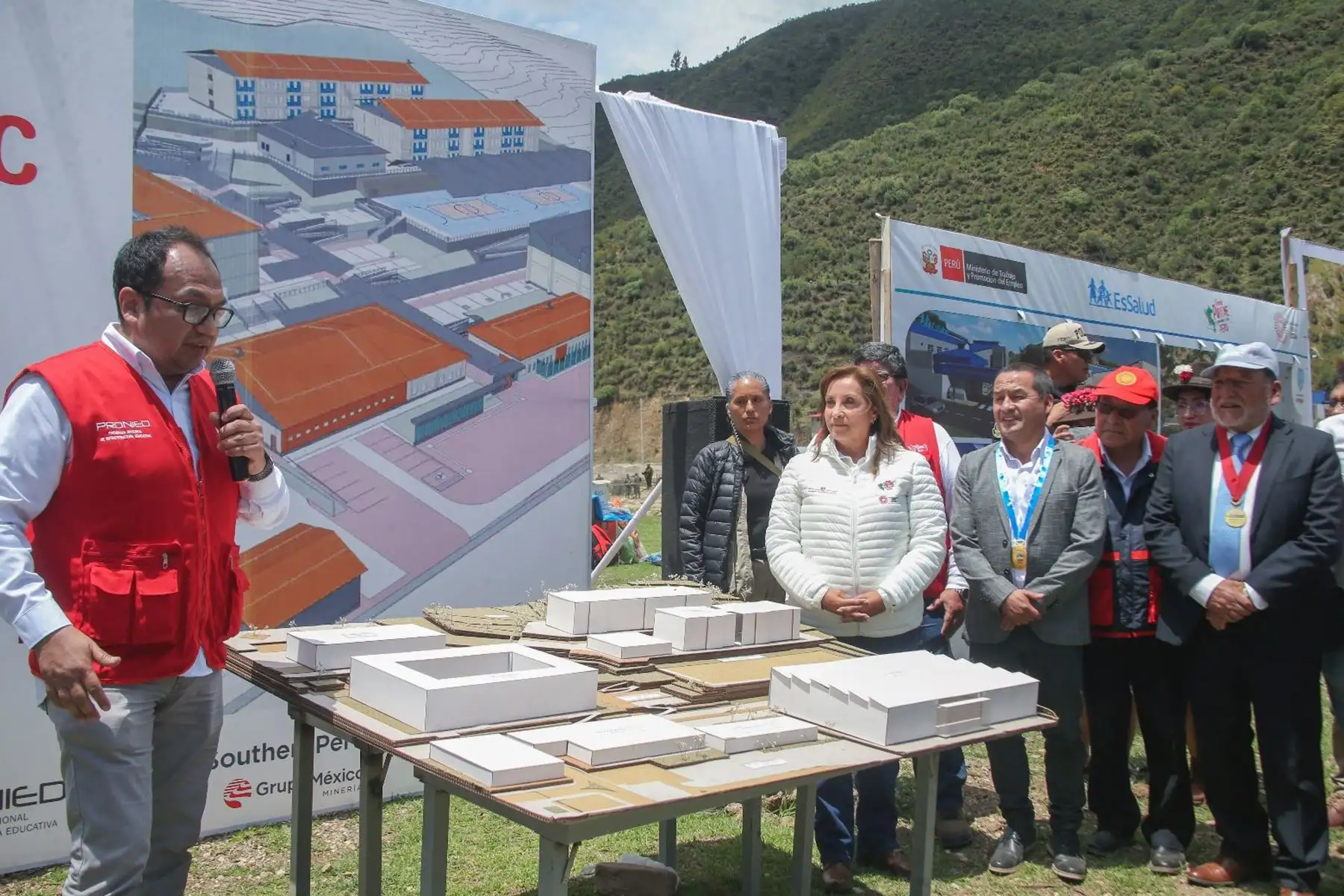 La presidenta de la república, Dina Ercilia Boluarte Zegarra, participa en el lanzamiento del "Proyecto Andenes y Paisajes Culturales Productivos en el Perú", en el distrito de Caraybamba, Apurímac.
Foto: ANDINA/Prensa Presidencia