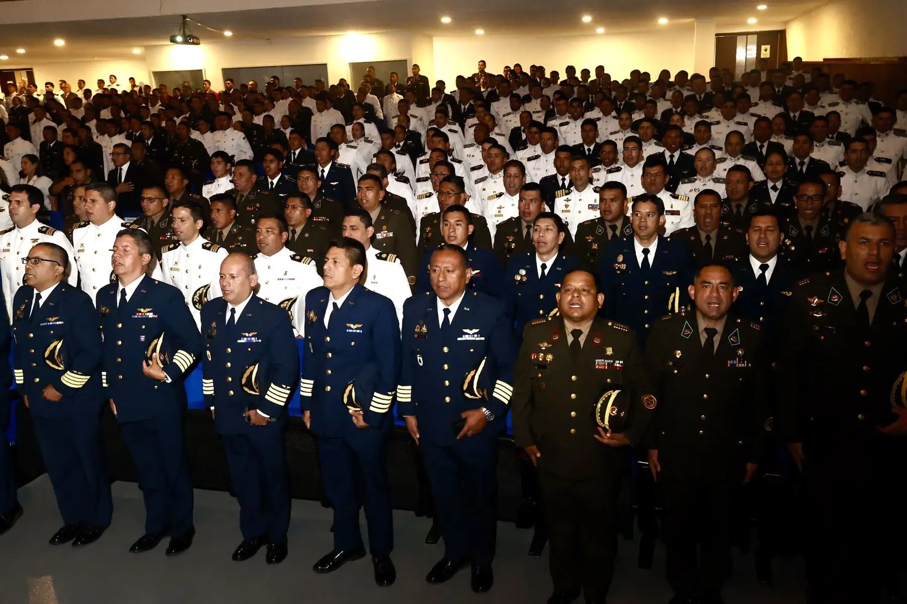 El ministro de Defensa, Walter Astudillo Chávez, presidió la ceremonia de clausura conjunta del año académico del Sistema Educativo del Sector Defensa, que se llevó a cabo hoy en el auditorio de la Escuela Naval del Perú, en el Callao.
Foto: ANDINA/Mindef