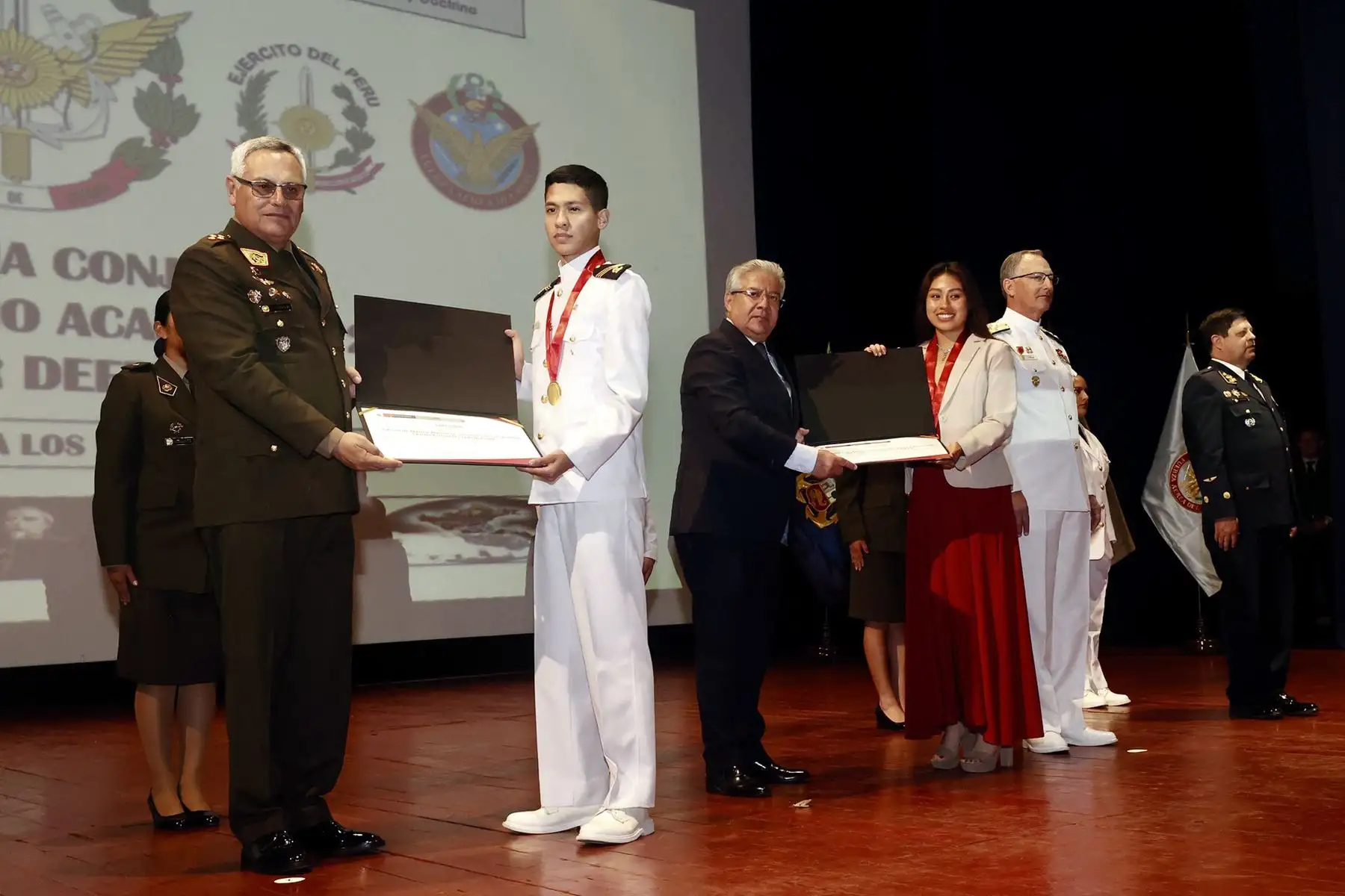El ministro de Defensa, Walter Astudillo Chávez, presidió la ceremonia de clausura conjunta del año académico del Sistema Educativo del Sector Defensa, que se llevó a cabo hoy en el auditorio de la Escuela Naval del Perú, en el Callao.
Foto: ANDINA/Mindef