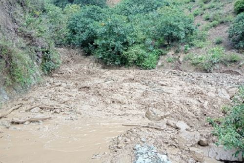 Intensas lluvias que se registran en las últimas semanas en la zona han empezado a erosionar las copas y bordes de los cerros, lo que provoca deslizamientos.