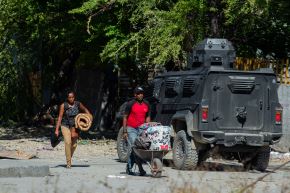 La policía patrulla alrededor del hospital Bernard Mevs, donde bandas armadas han propagado la violencia mientras los residentes huyen de la zona en Puerto Príncipe. Foto: AFP