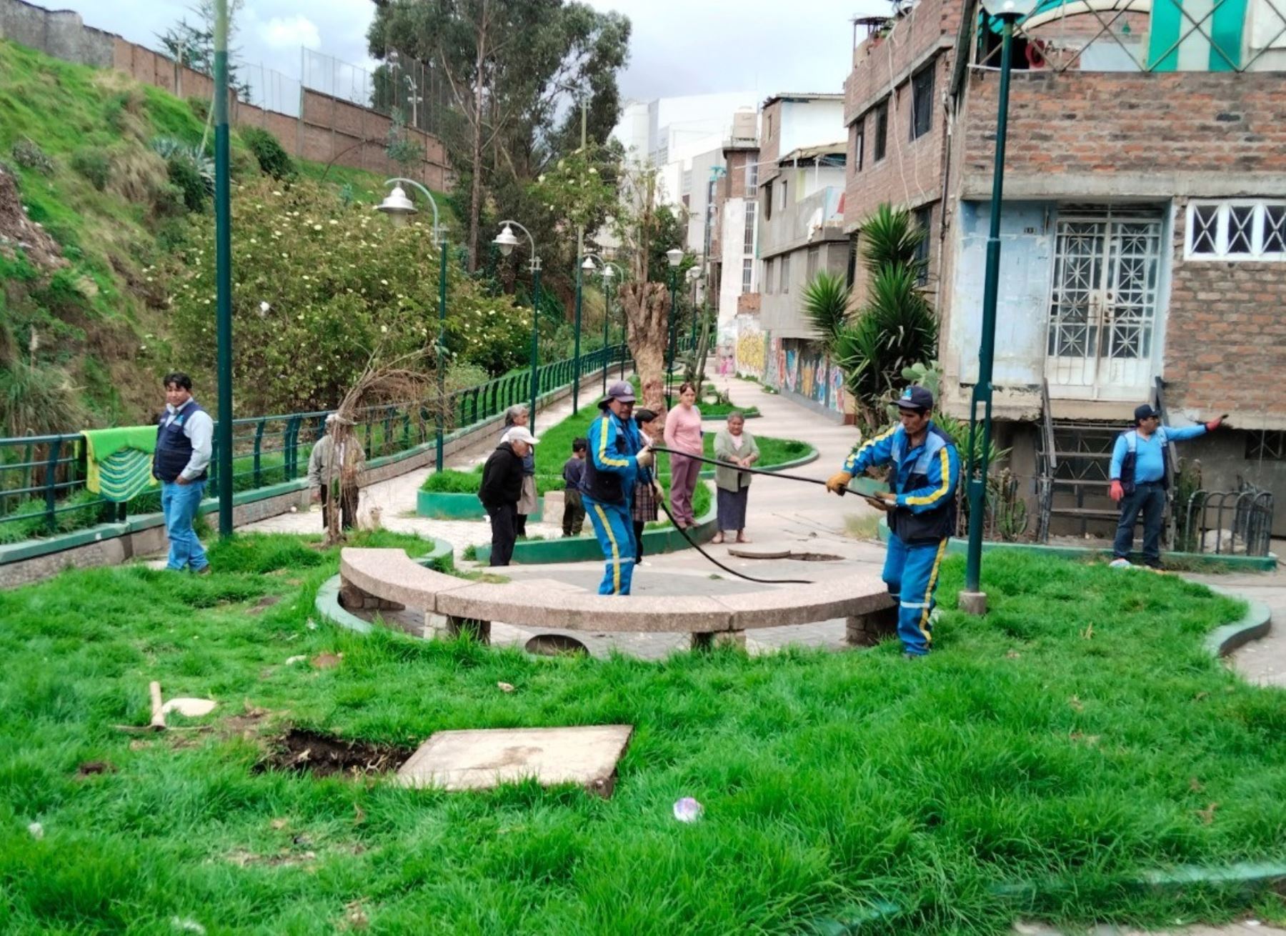 Trabajadores de Sedam Huancayo retiraron  desechos acumulados en redes de alcantarillado del barrio de Santa Rosa, en Huancayo. ANDINA/Difusión