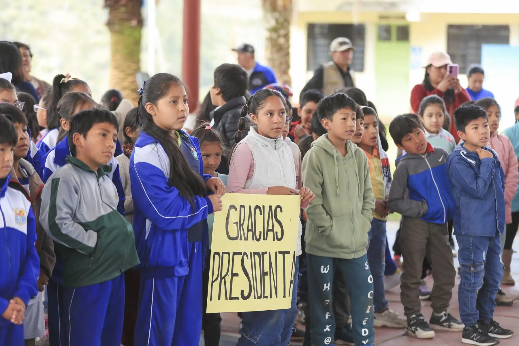 Continuando con su agenda de trabajo en su tierra natal, Apurímac, la presidenta de la república, Dina Ercilia Boluarte Zegarra, vuelve al colegio que marcó su infancia, la institución educativa N.° 54298 Micaela Bastidas, en Chalhuanca, Aymaraes, donde recibió el cariño de los estudiantes, quienes ven en ella una muestra de cómo con trabajo y esfuerzo se pueden alcanzar las metas. Foto: ANDINA/Prensa Presidencia