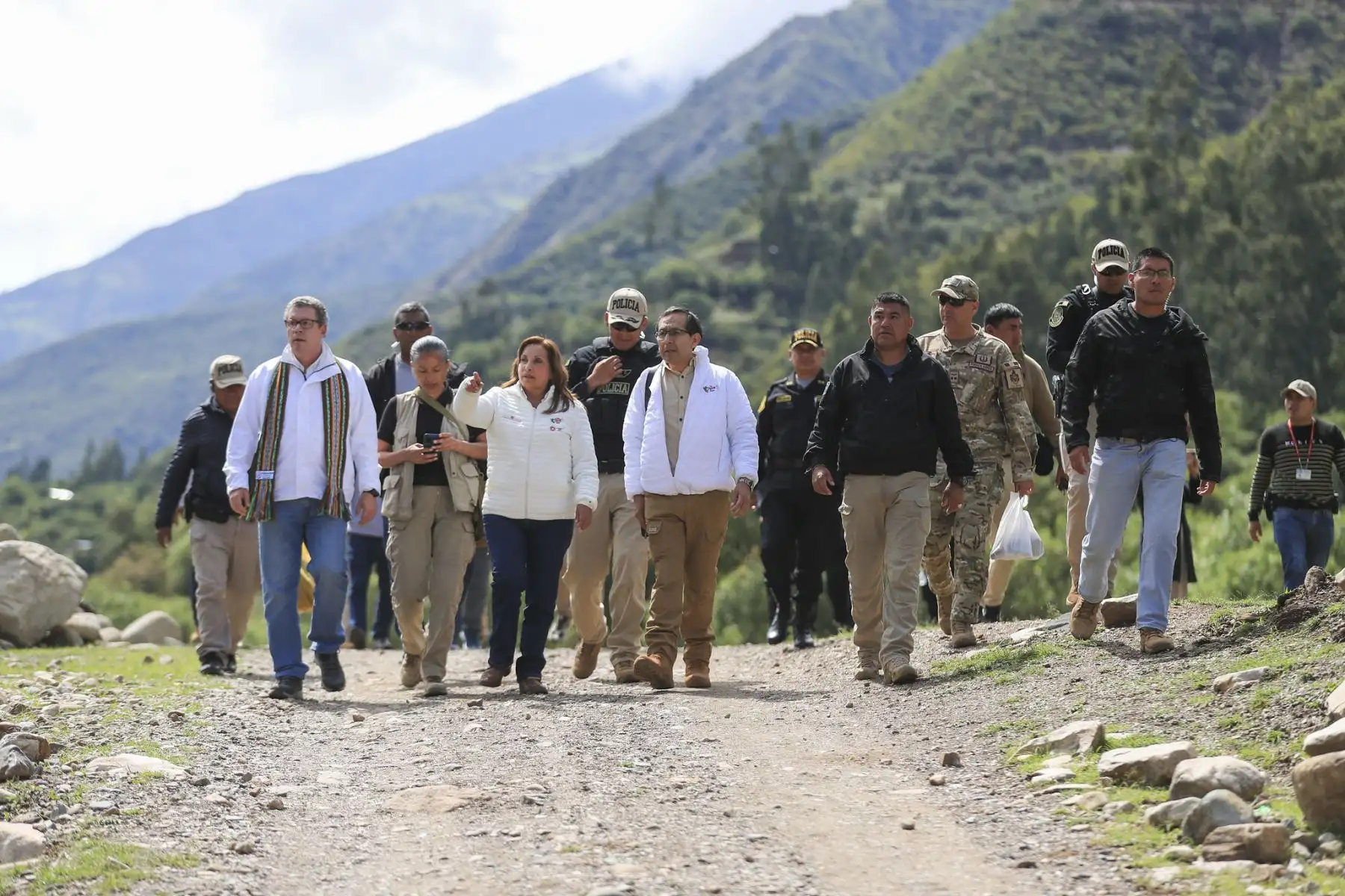 Continuando con su agenda de trabajo en su tierra natal, Apurímac, la presidenta de la república, Dina Ercilia Boluarte Zegarra, vuelve al colegio que marcó su infancia, la institución educativa N.° 54298 Micaela Bastidas, en Chalhuanca, Aymaraes, donde recibió el cariño de los estudiantes, quienes ven en ella una muestra de cómo con trabajo y esfuerzo se pueden alcanzar las metas. Foto: ANDINA/Prensa Presidencia